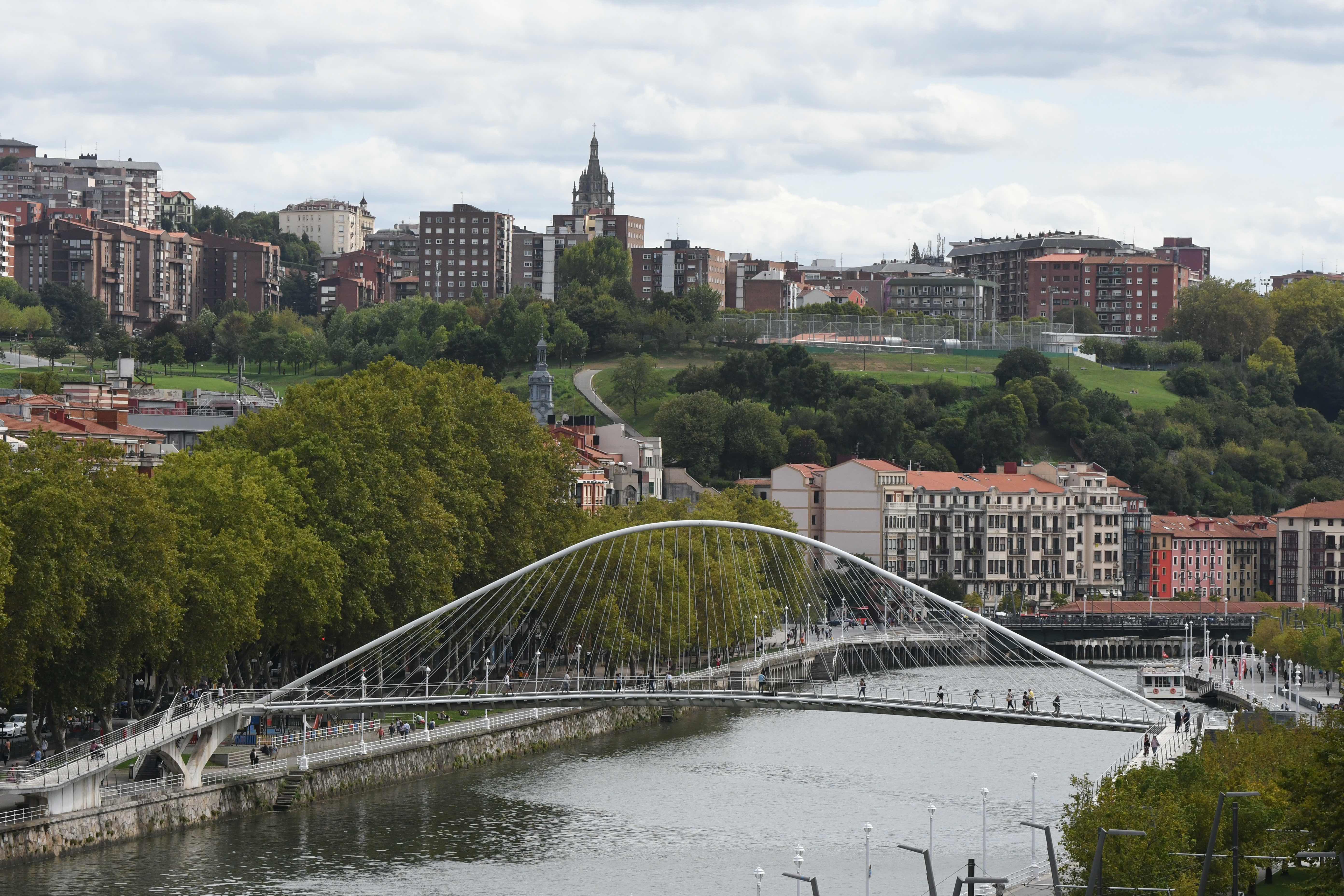 Bilboko Zubizuri zubia eta Uribitarteko eta Campo Volantineko pasealekuak, artxiboko irudi batean. BERRIA