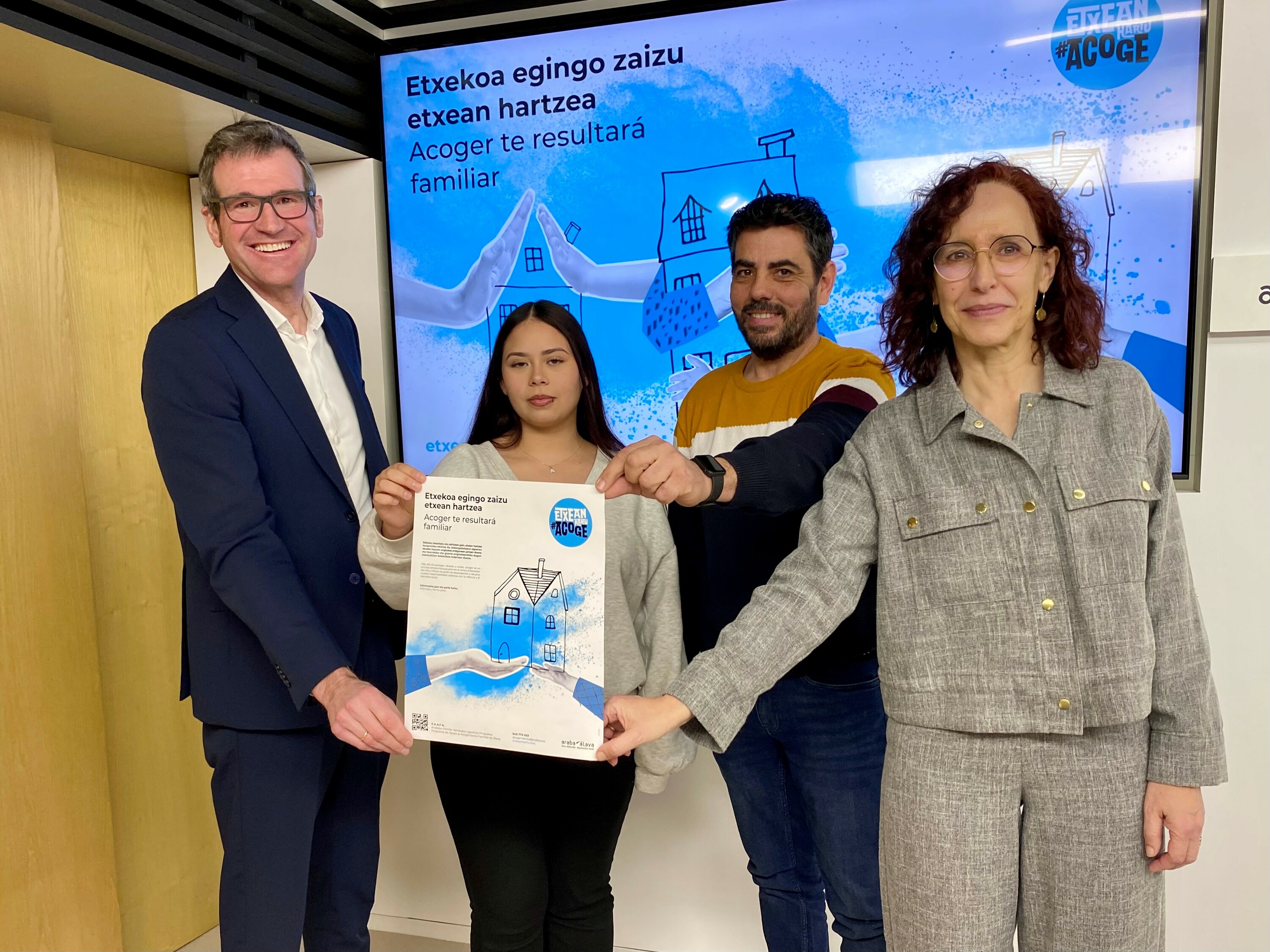 Gorka Urtaran foru diputatua, Jennifer Alvarez harrerako adingabea, Natxo Urtaran harrerako aita eta Rosalen Sanchez Familia Harrerako eta Adopzioko Unitateko arduraduna, programaren aurkezpen ekitaldian. ARABAKO FORU ALDUNDIA