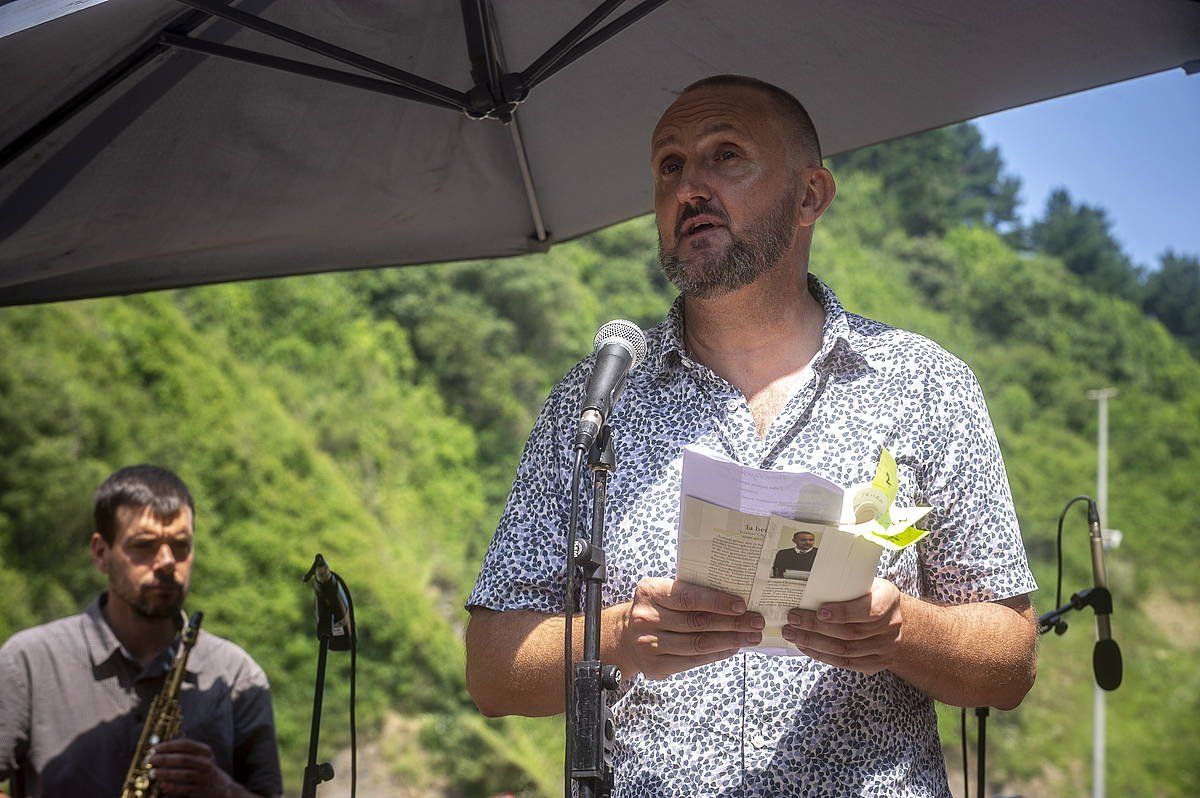 Juanjo Olasagarre 2018ko Eako Poesia Egunetan bere azken liburuko poemak irakurtzen. JAZKI FONTANEDA