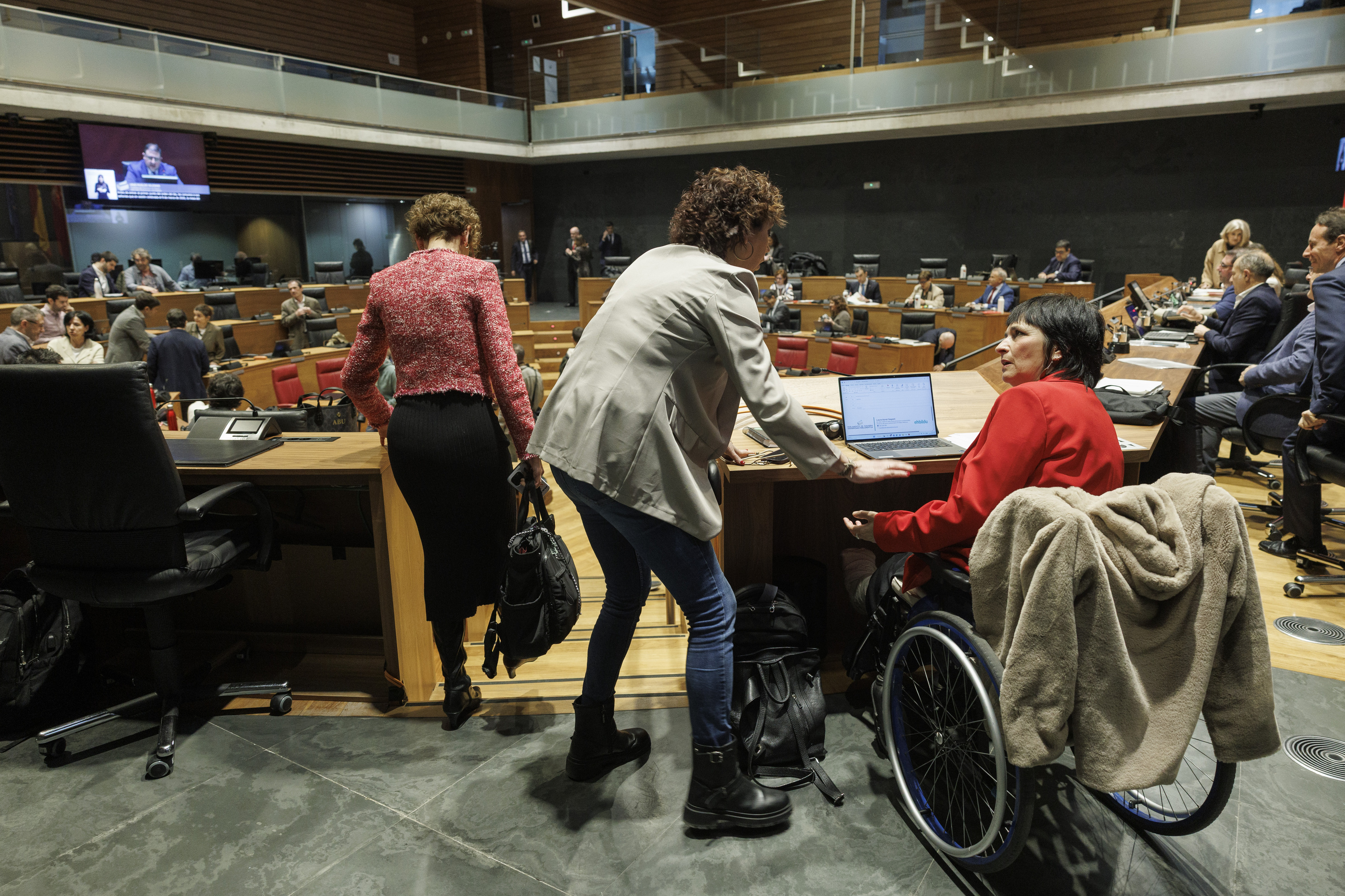 Nafarroako Parlamentuan, EH Bilduko Laura Aznal PSNko Ainhoa Unzurekin hitz egiten. VILLAR LOPEZ / EFE