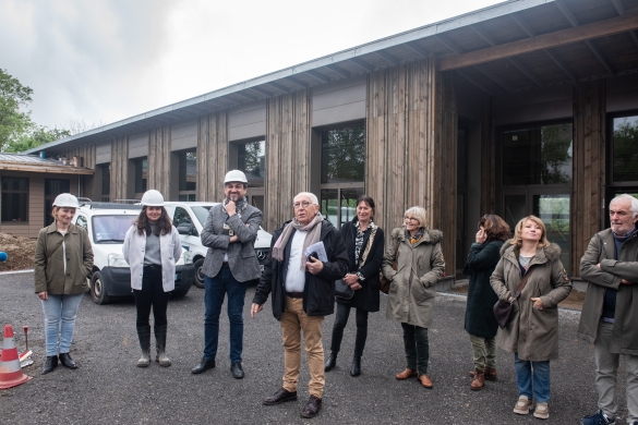 (ID_13831495) (Guillaume Fauveau/EZEZAGUNA) Visite du chantier de l\'école du Prissé en présence de l\'équipe d\'architectes et...