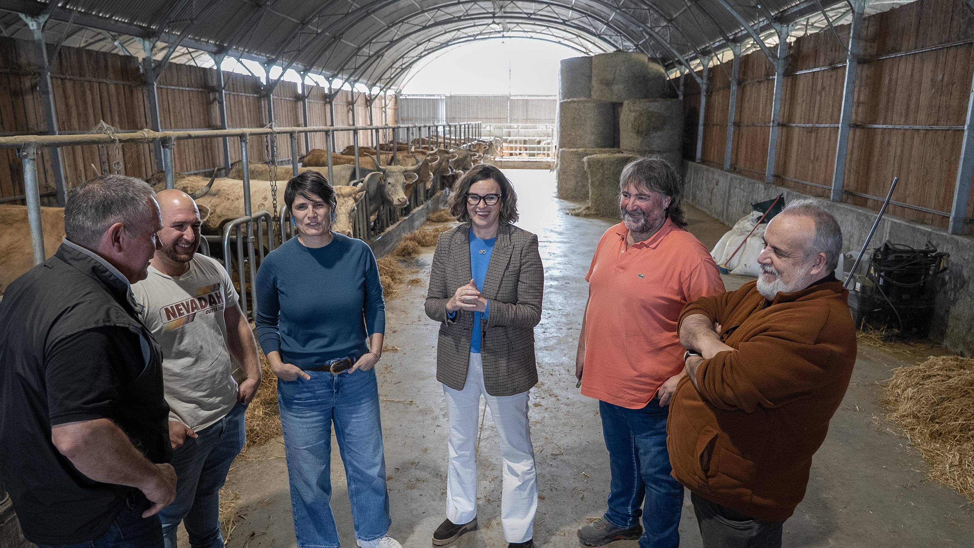 Bizkaiko ENBAko Karlos Ibarrondo, Ibon Lasuen abeltzaina, Arantza Atutxa Nekazaritza diputatua, Elixabete Etxanobe ahaldun nagusia, Unzalu Salterain Bizkaiko EHNEkoa eta Lursail elkarteko Martin Uriarte, gaur, Abadiñon. BERRIA