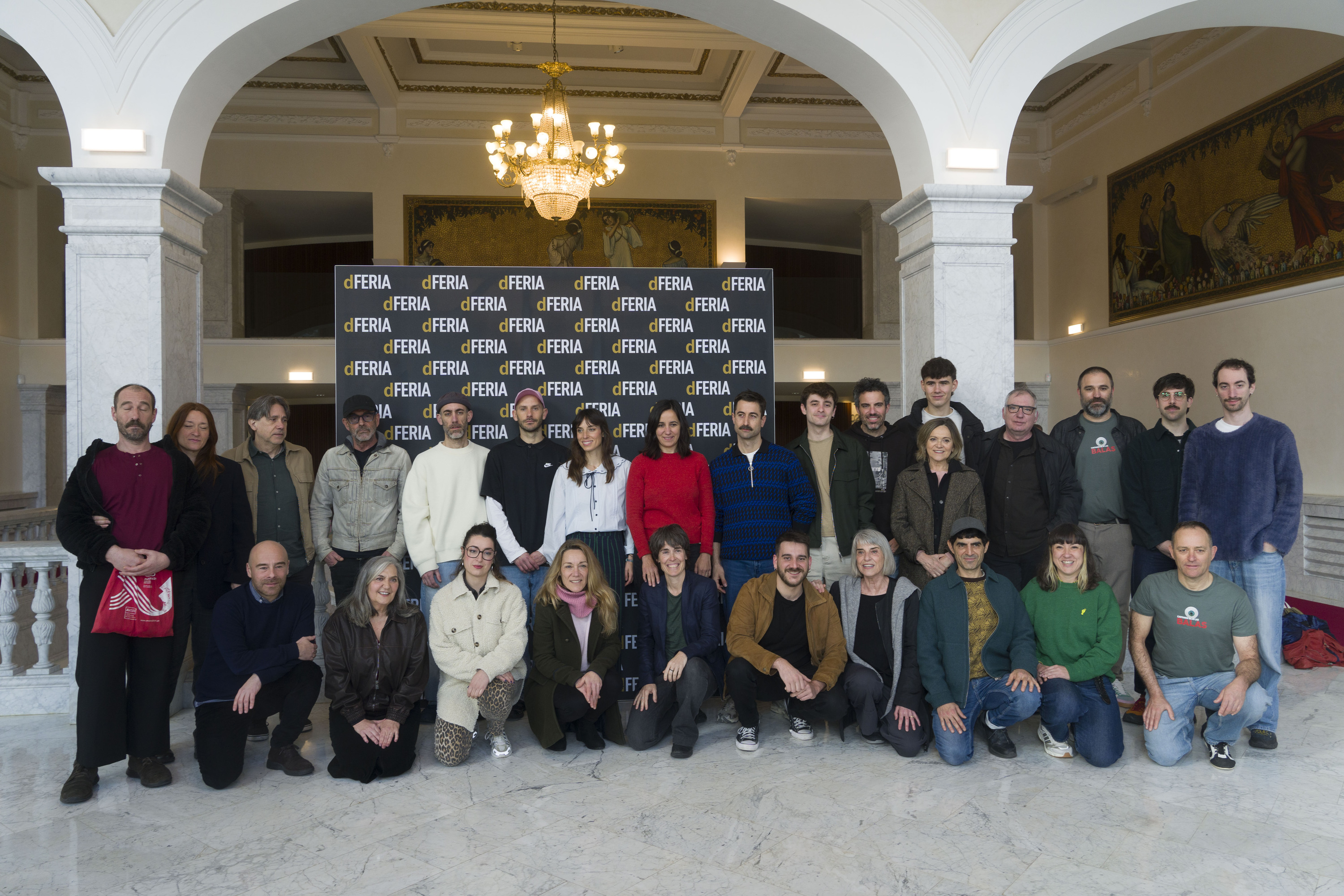 dFerian parte hartuko duten hainbat euskal artista, gaur, Viktoria Eugenia antzokian. JON URBE / FOKU