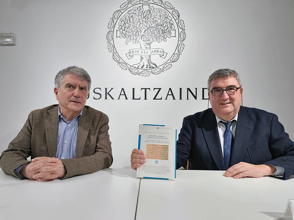 Roberto Gonzalez de Viñaspre euskaltzaina eta Joseba Perez de Heredia Aldundiko Euskararen eta Gobernu Irekiaren zuzendaria, liburuaren aurkezpenean. EUSKALTZAINDIA