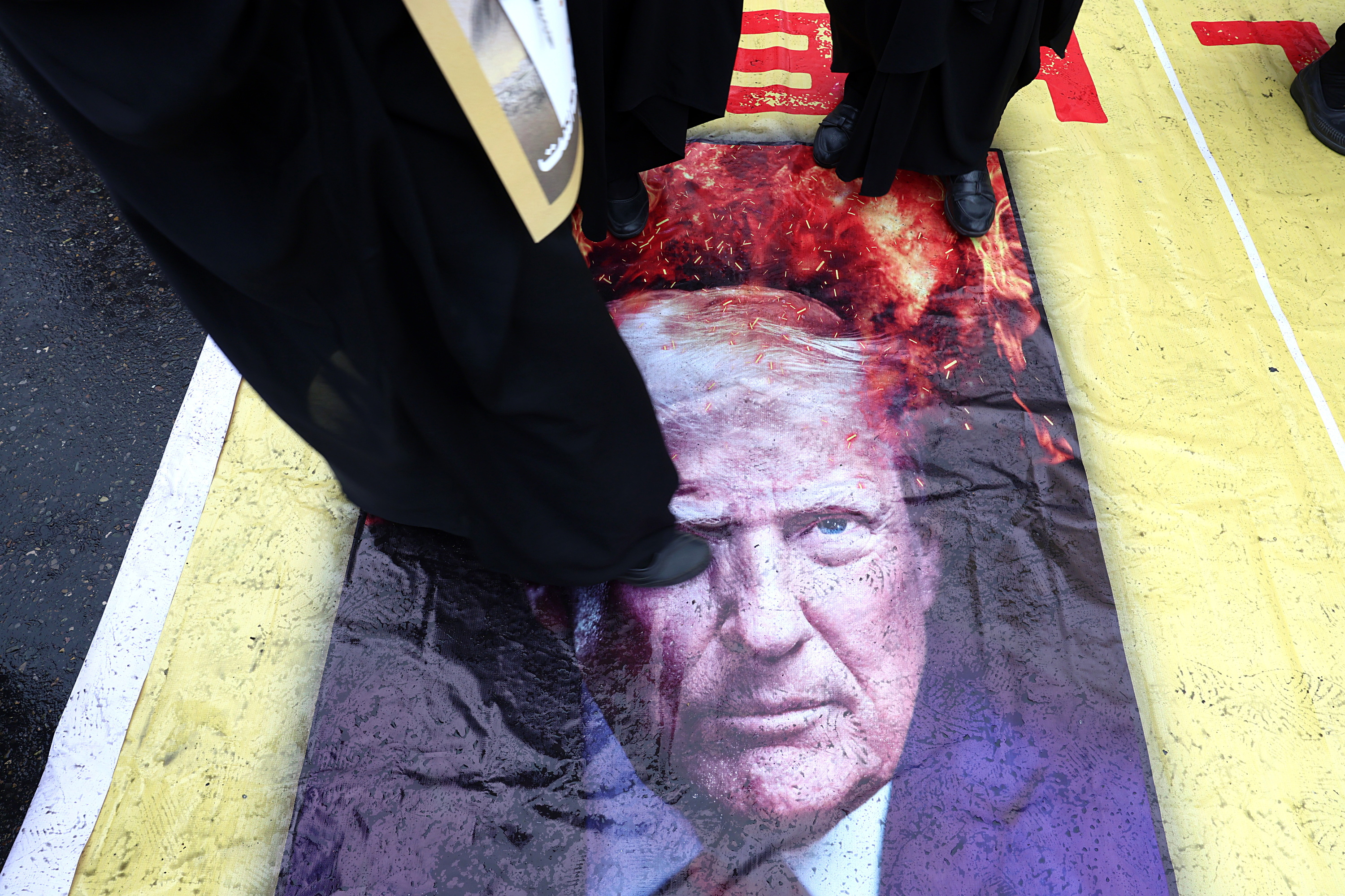 Irandar batzuk Trumpen poster bat zapalduz, gaur Teheranen. ABEDIN TAHERKENAREH / EFE