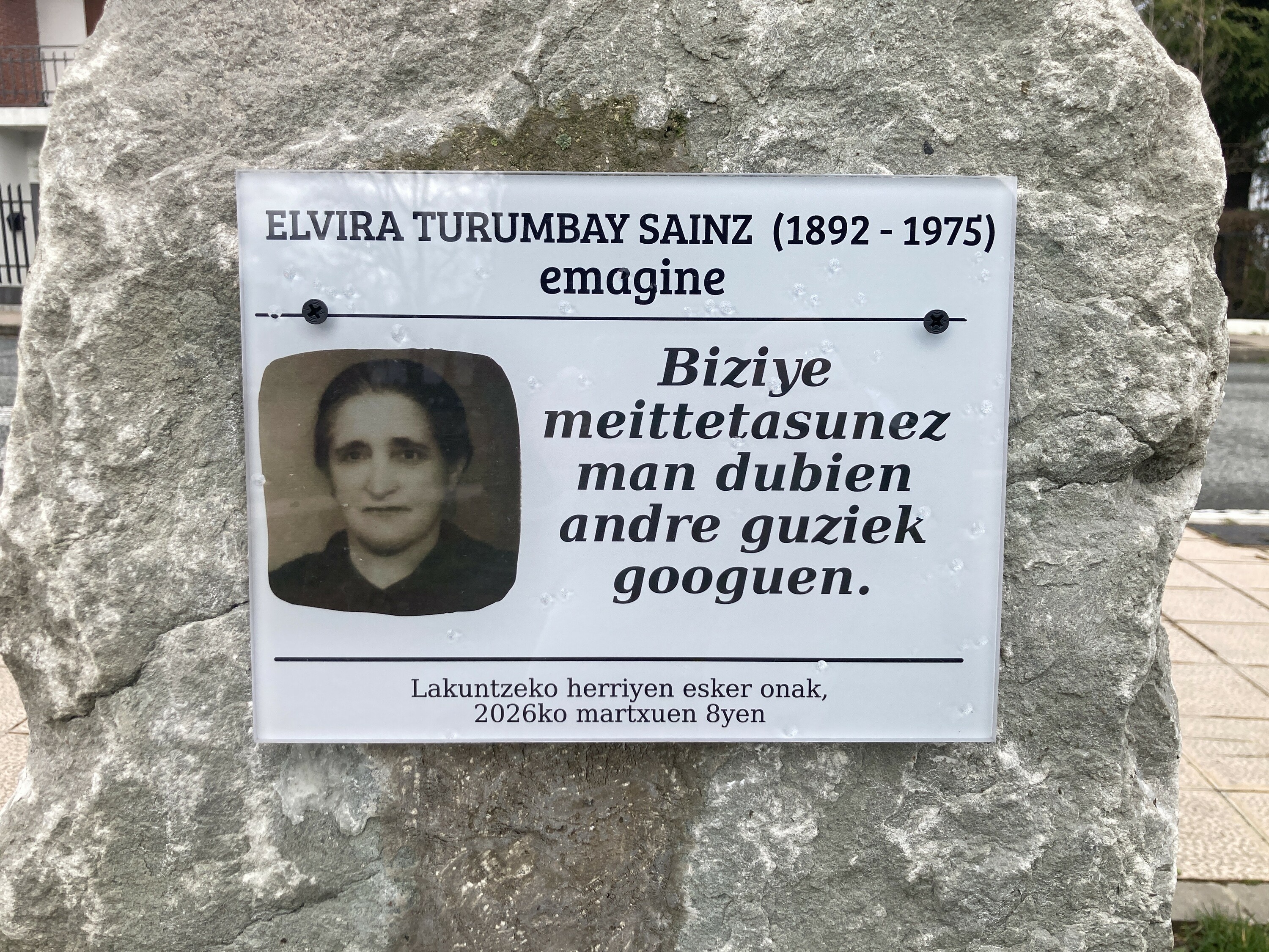 Elbira Turunbain zenaren omenezko oroitarria, Lakuntzan. Emagin aritu zen urte luzez lanean. EKAITZ SANTAZILIA