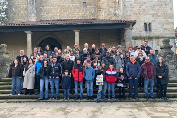 Elbira Turunbairen ondorengoak, Lakuntzan haren omenez egindako ekitaldian. EKAITZ SANTAZILIA