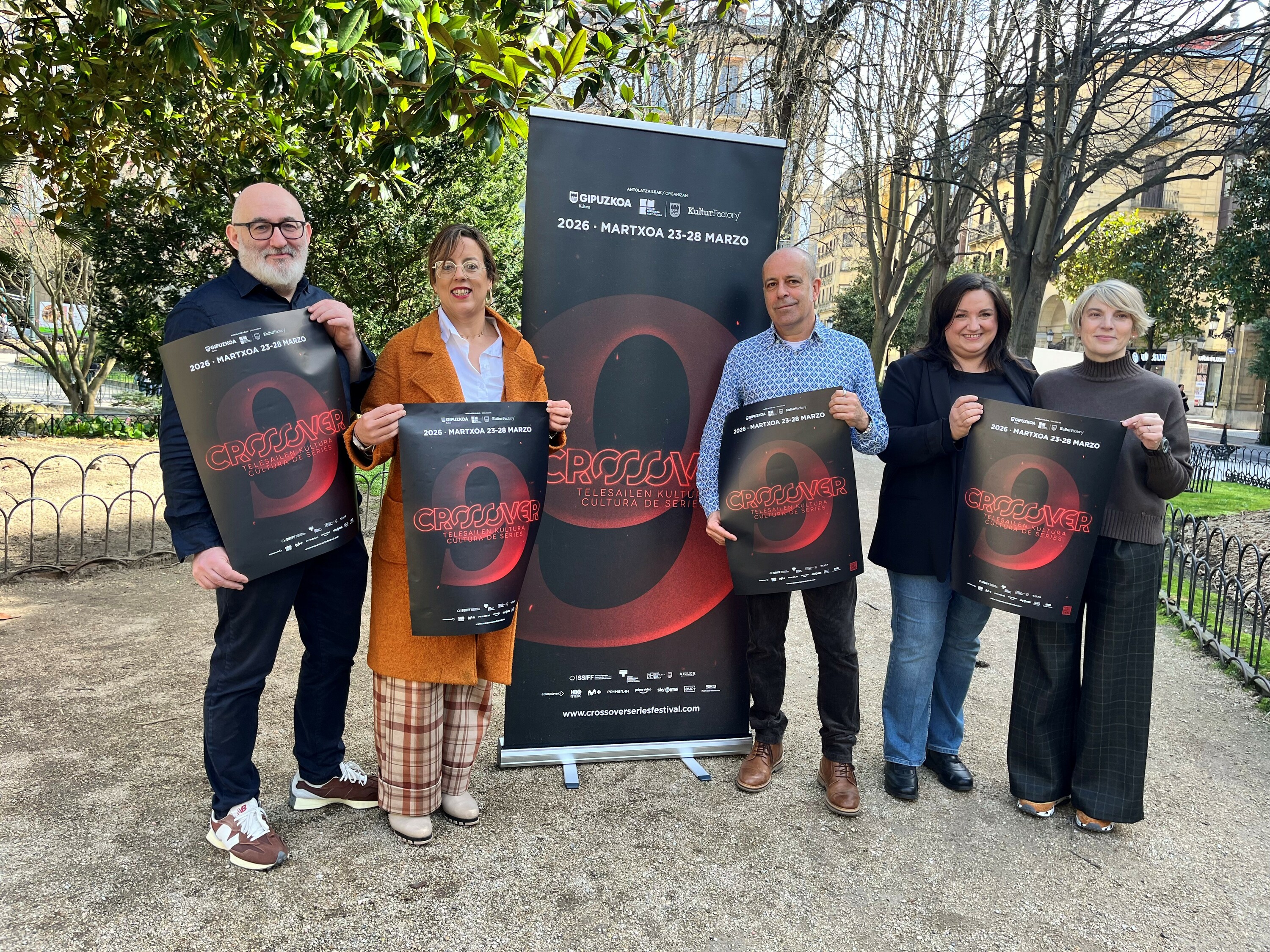  Crossover jaialdiaren sustatzaileak, gaur goizean, Gipuzkoako Foru Aldundiaren atarian, Donostian. GIPUZKOAKO FORU ALDUNDIA