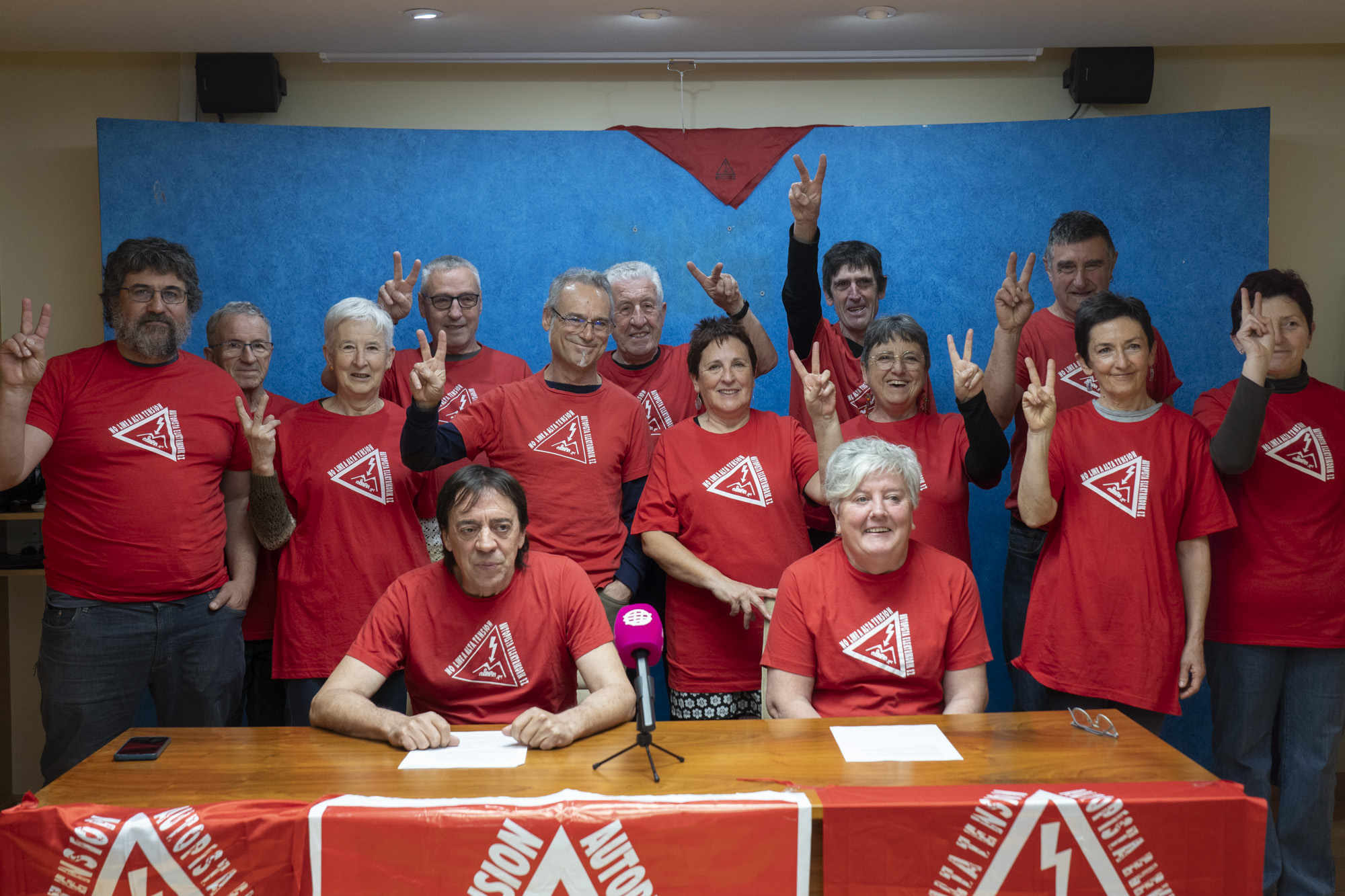 Autopista Elektrikorik Ez plataformako kideak, gaurko agerraldian. IÑIGO URIZ / FOKU