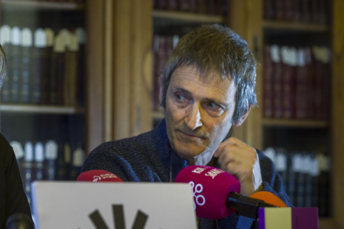 Agustin Arrieta 'Manifestu filosofikoa' liburuaren aurkezpenean, Donostian. JON URBE / FOKU