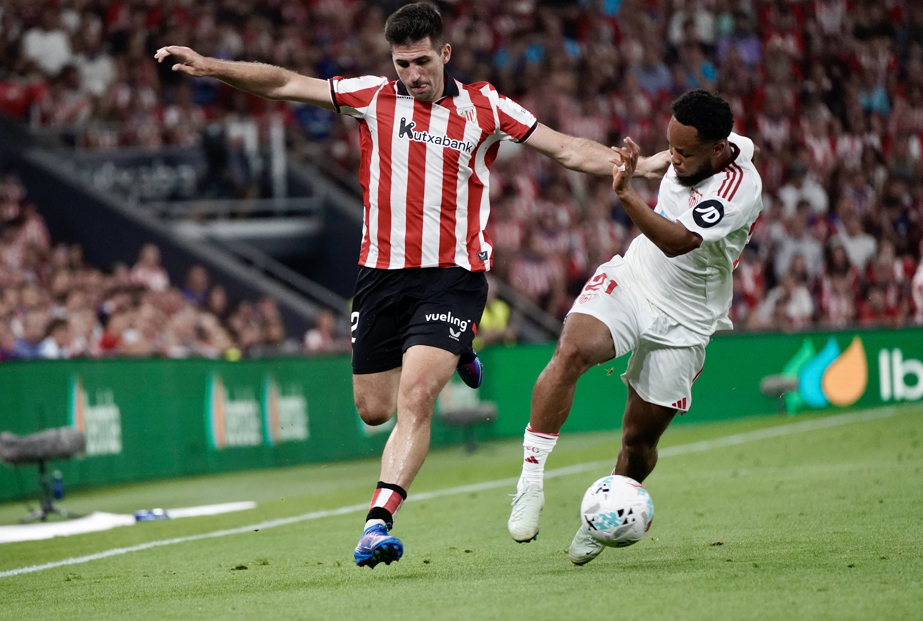 Athleticeko Jesus Areso, Sevillako Chedira Ejuke atzean utzi nahian. MARISOL RAMIREZ / FOKU