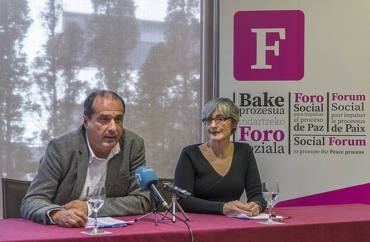 Foro Sozialeko Agus Hernan eta Nekane Altzelai, agerraldi batean. ANDONI CANELLADA - FOKU