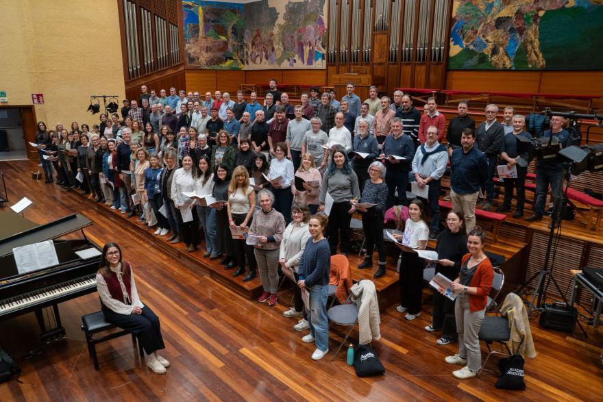 Herritarren abesbatza, entsegu batean. EUSKADIKO ORKESTRAK UTZIA