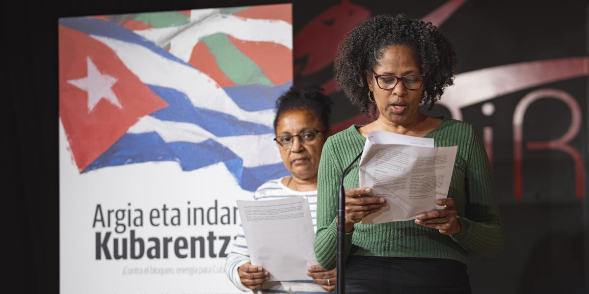 Mila Acea eta Dana Moya Euskal Herria Kuba egitasmoaren aurkezpenean, gaur goizean, Bilbon. ARITZ LOIOLA / FOKU