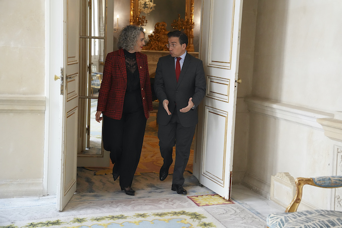 Ibone Bengoetxea eta Jose Manuel Albares, gaur, hitzarmena sinatzeko ekitaldian. IREKIA