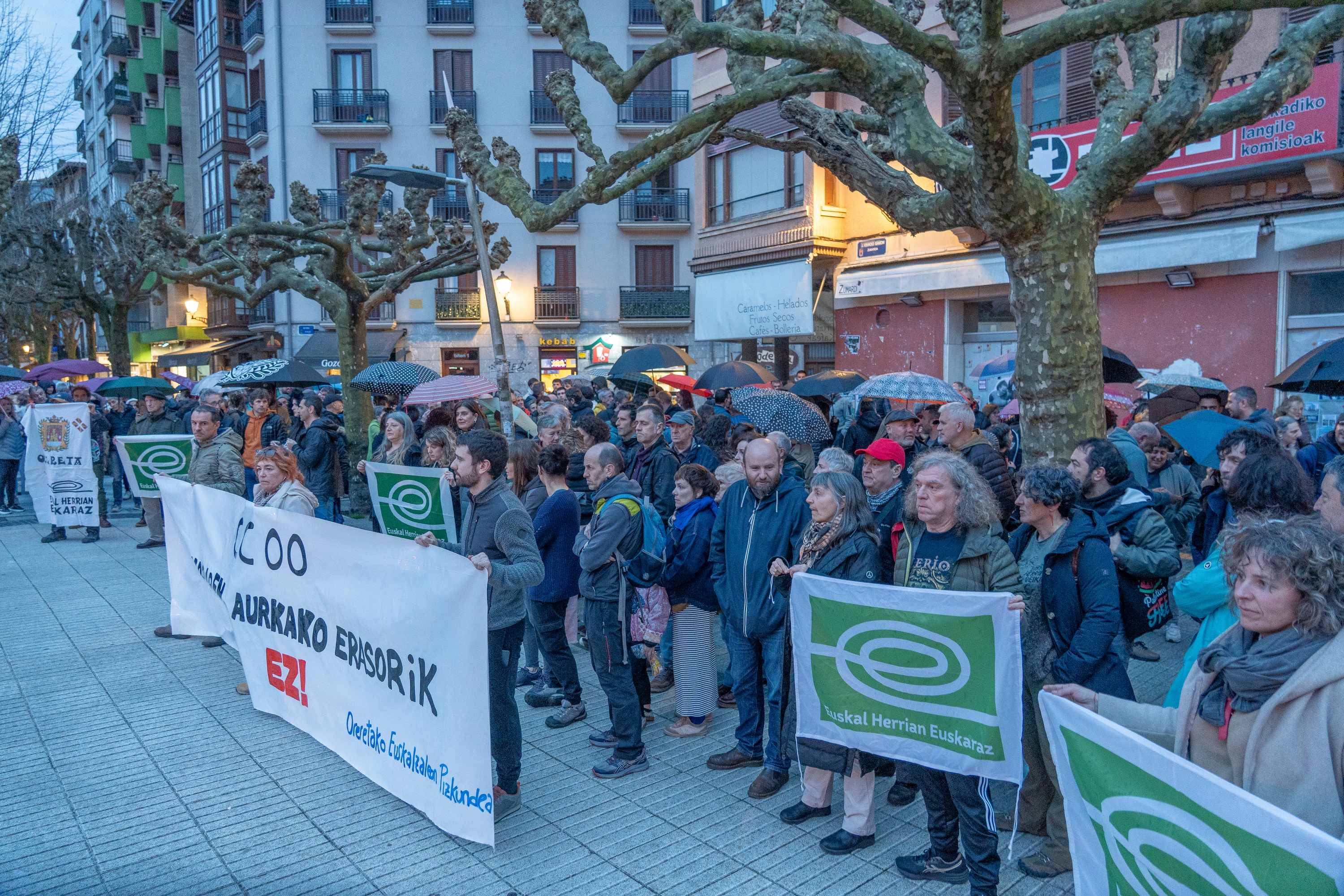 CCOOren egoitzaren atarian egindako protesta, gaur arratsaldean. ANDONI CANELLADA / FOKU