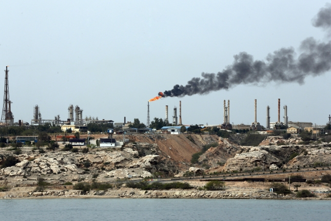 Kharg uharteko Iranen petrolio azpiegitura, artxiboko argazki batean. ABEDIN TAHERKENAREH / EFE