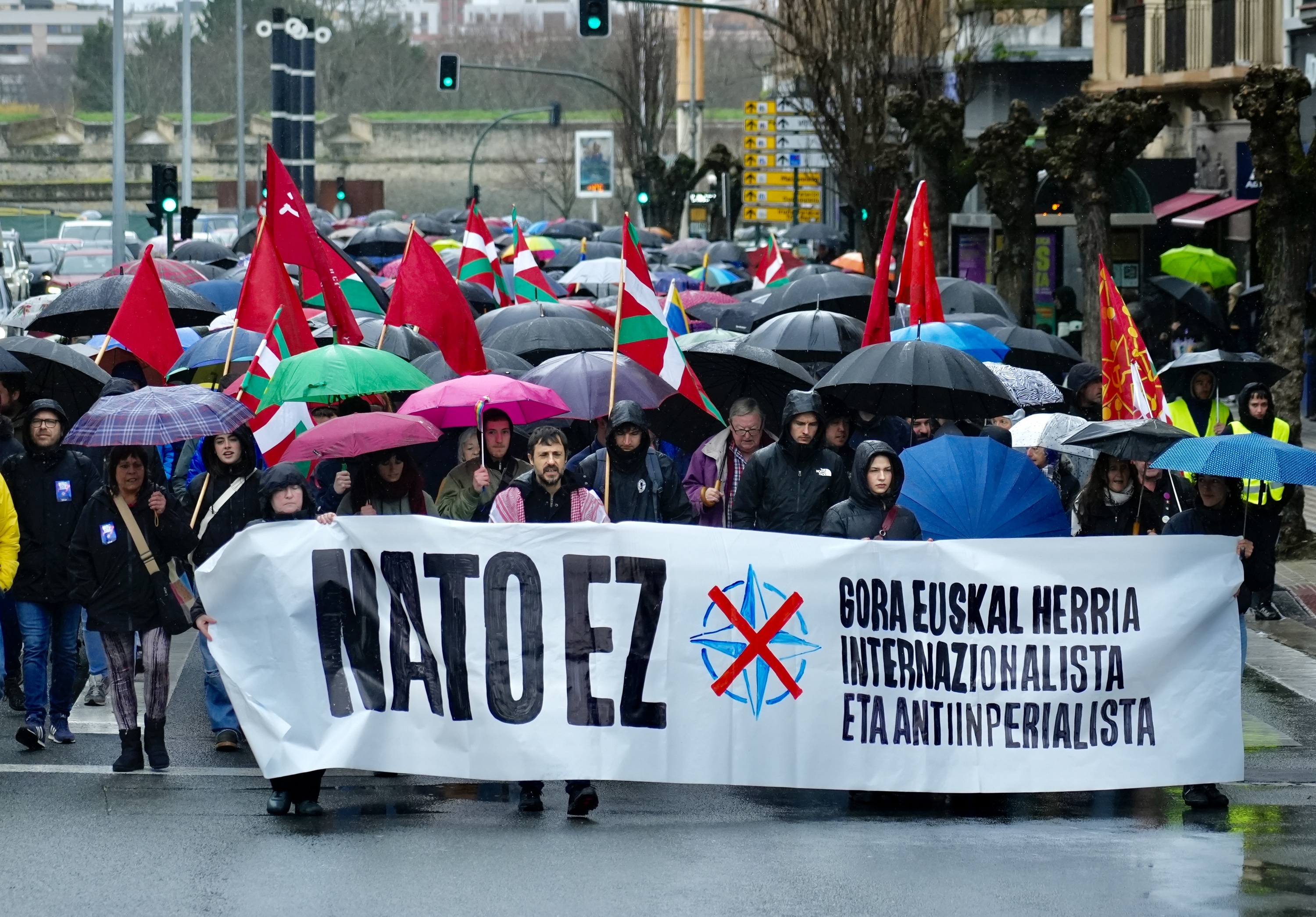 Baluarte auditoriumaren parean hasi, eta ordubete inguruko martxa egin dute Iruñean barrena. ANDONI CANELLADA / FOKU