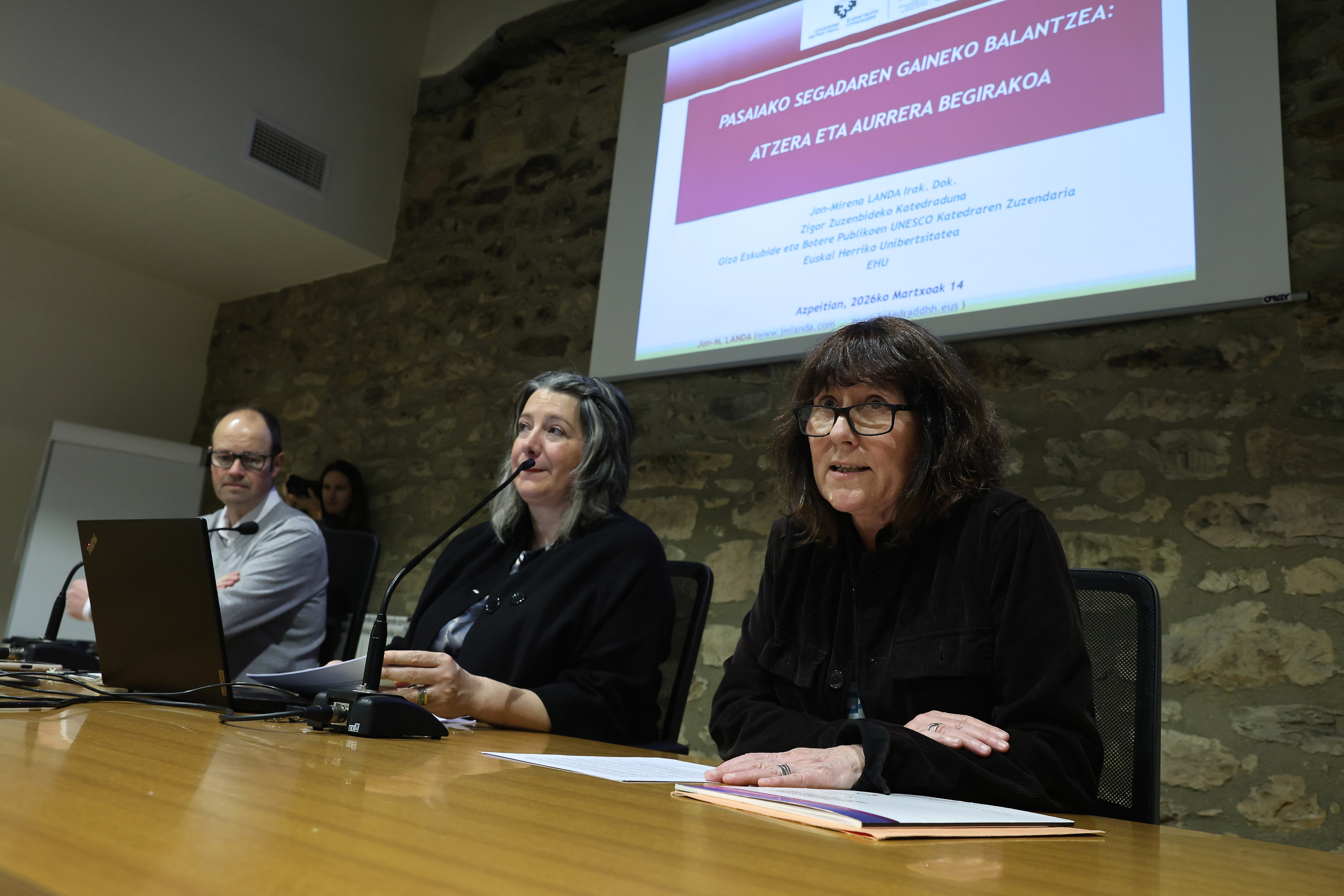 Jon Mirena Landa, Iratxe Urizar eta Bertha Gaztelumendi, gaur, Azpeitiko solasaldian. OSKAR MATXIN EDESA / FOKU