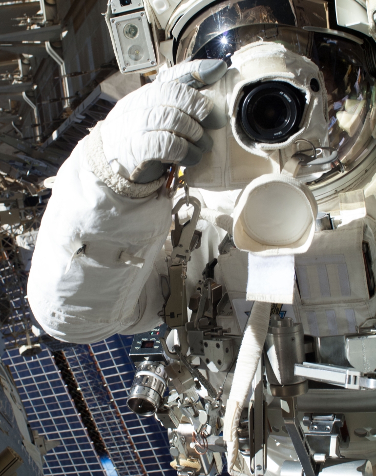 Chris Cassidy astronauta argazki bat ateratzen. NASA