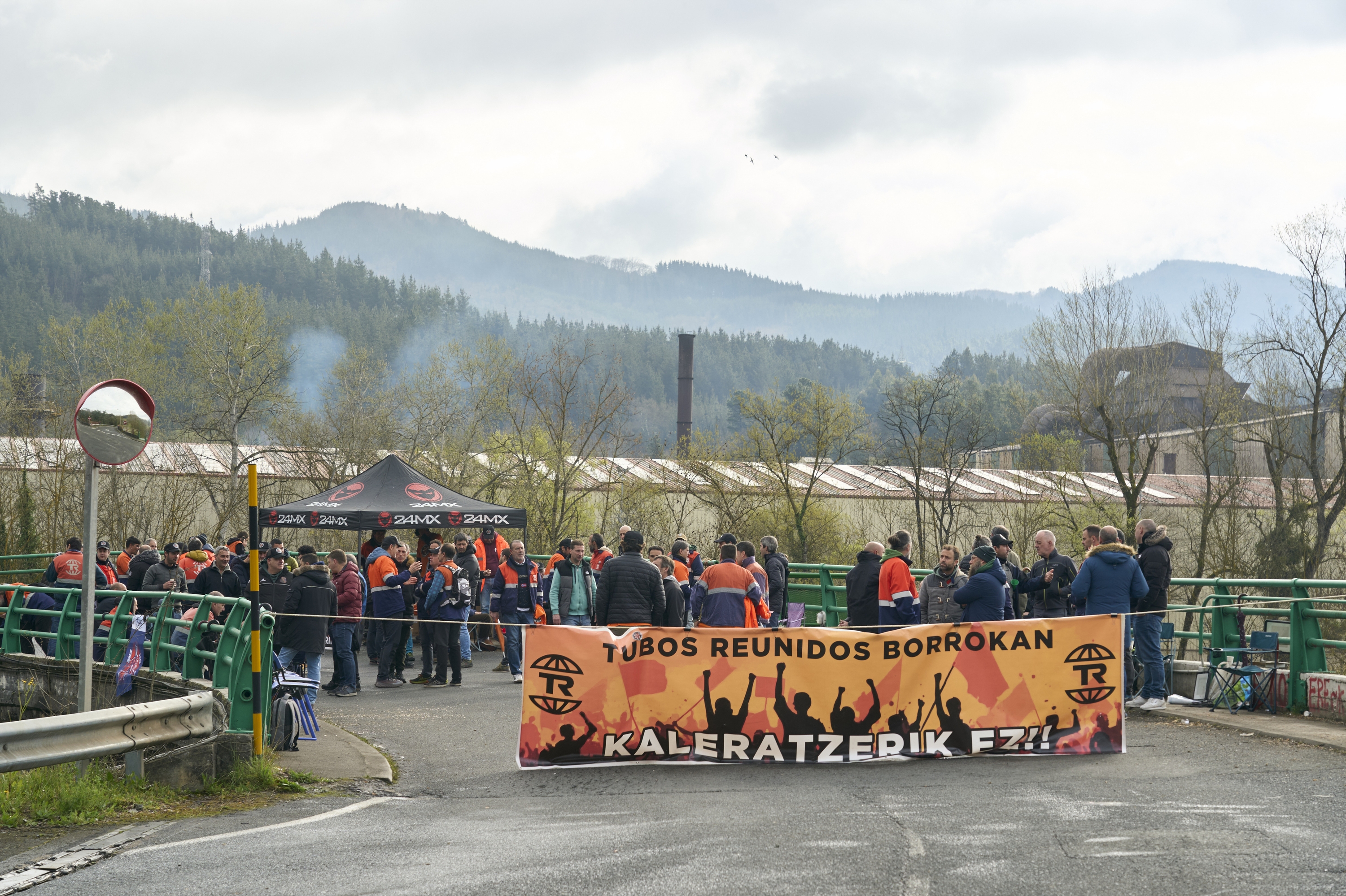 Piketeak gaur goizean, Amurrioko lantegian, grebaren lehen egunean. LINO GONZALEZ / EFE