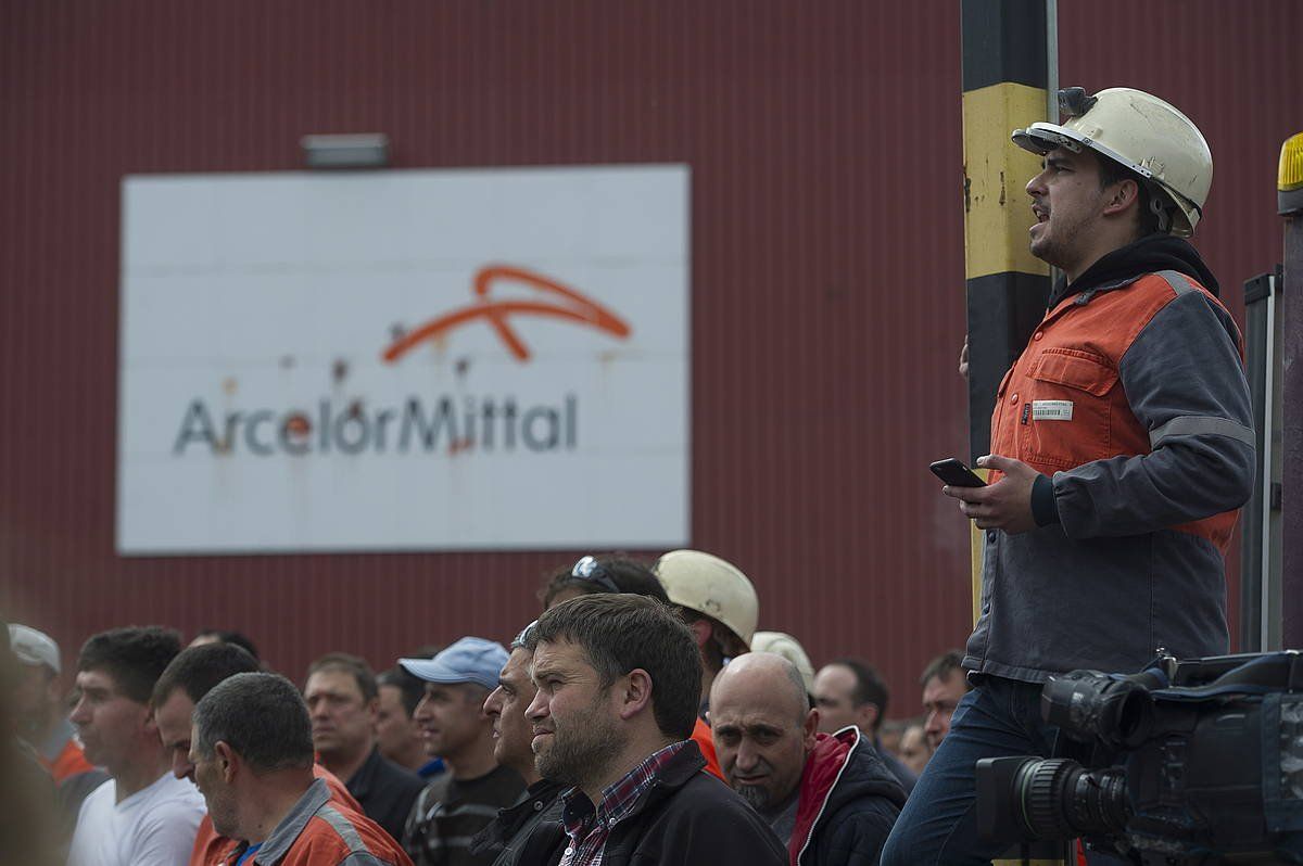 Arcelor Mittalek Zumarragan duen lantegiko beharginak, protesta batean. JUAN CARLOS RUIZ (FOKU)