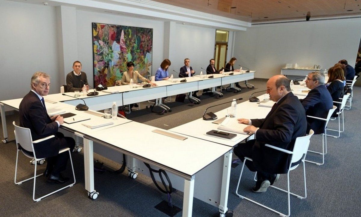 Iñigo Urkullu Eusko Jaurlaritzako jarduneko lehendakaria eta talde politikoetako ordezkariak, apirilaren 30ean, Gasteizen, Lehendakaritzan egindako bileran. BERRIA