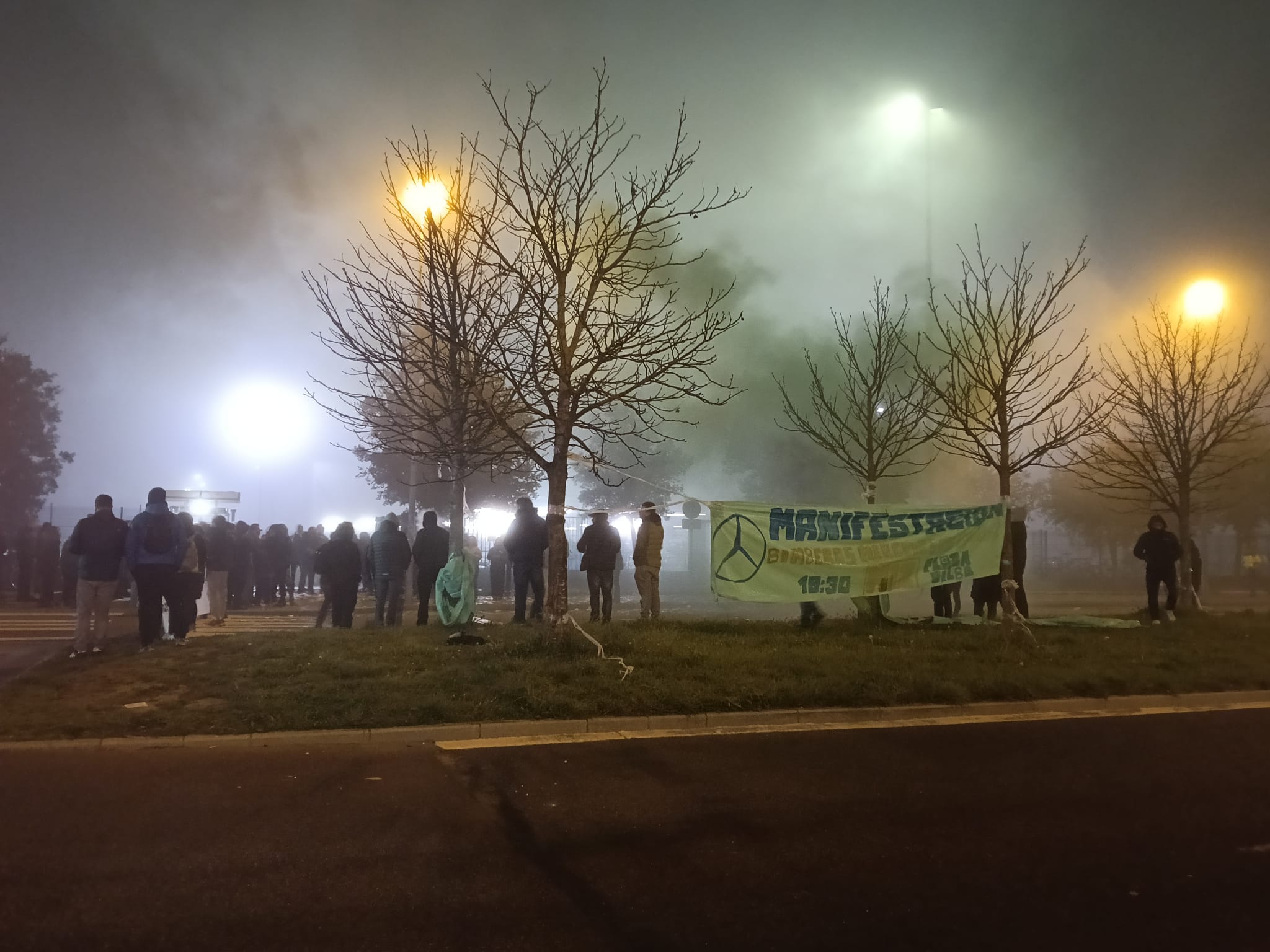 Piketeak, goizean goiz, Mercedes inguruan.