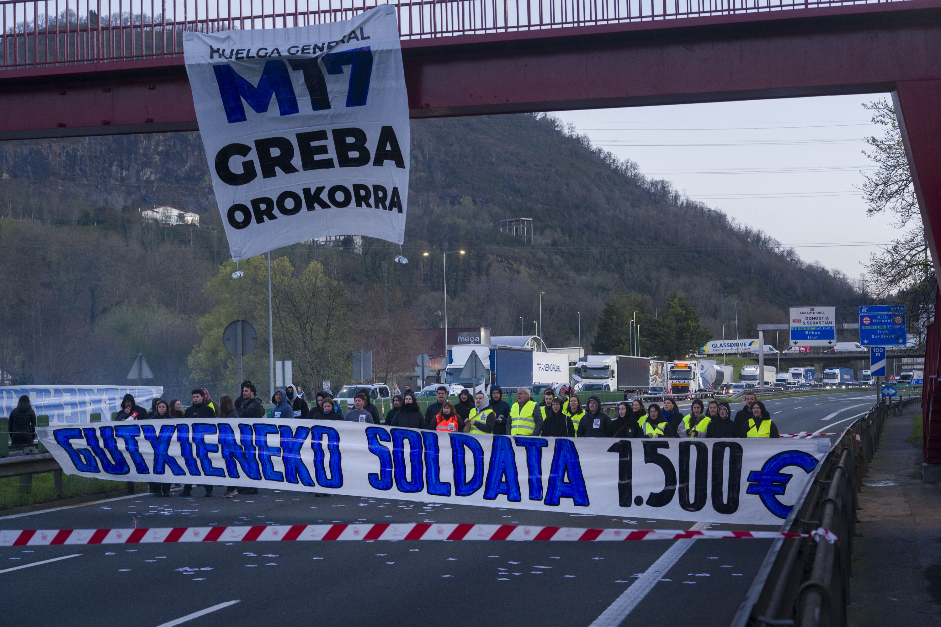 Grebalariak N-1 errepidea mozten Andoain parean. JON URBE / FOKU