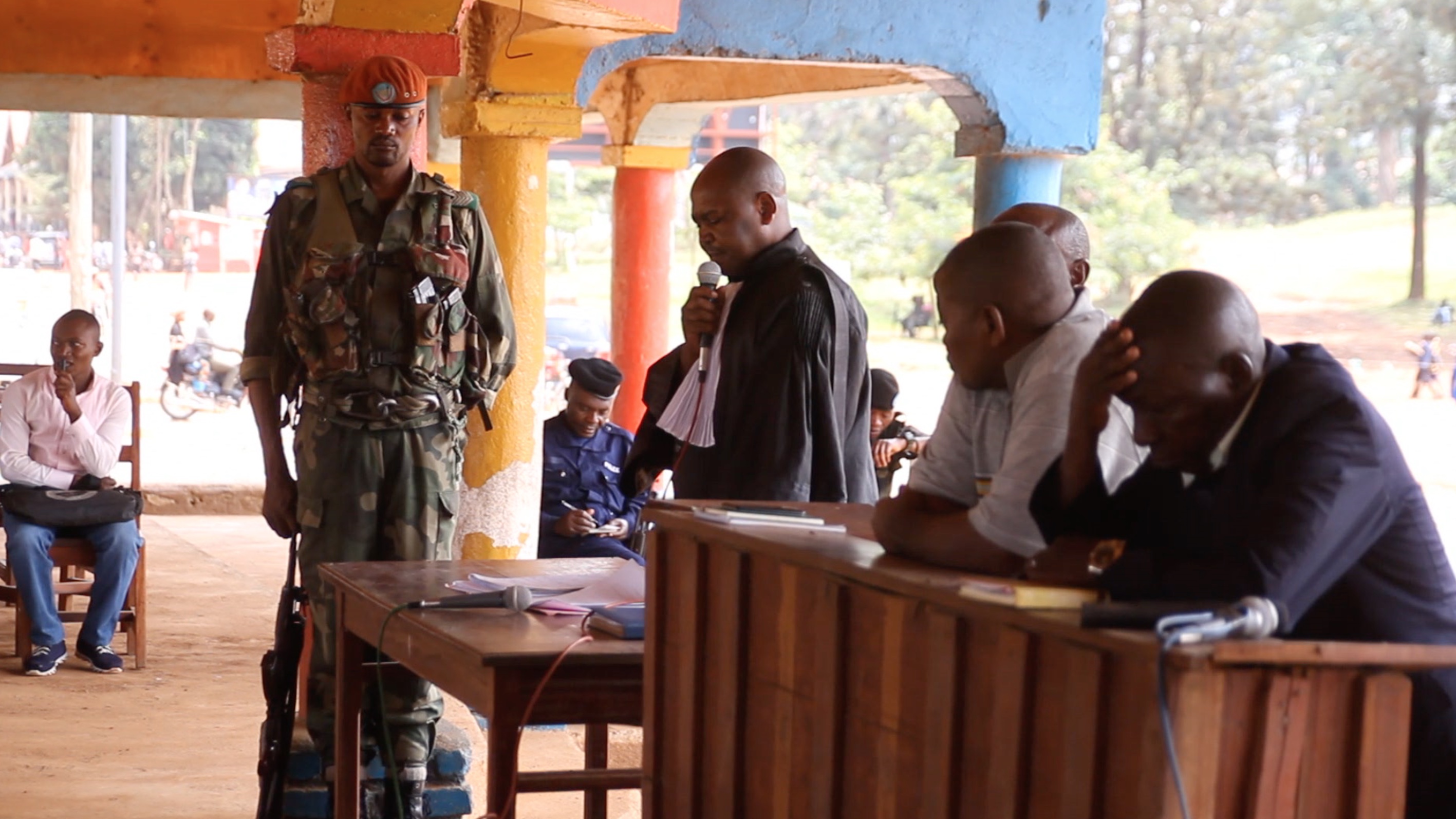 ADFren ustezko laguntzaileak uxatzeko epaiketa publikoak auzitegi militar batean, 2018an, Benin (Kongoko Errepublika Demokratikoa). OSKAR EPELDE JULDAIN 