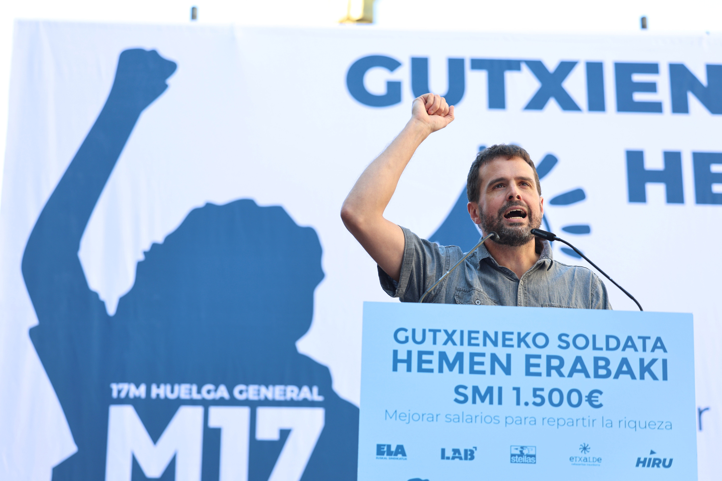 Igor Arroyo LABeko koordinatzaile orokorra goizeko manifestazioan, Bilbon. OSKAR MATXIN EDESA / FOKU