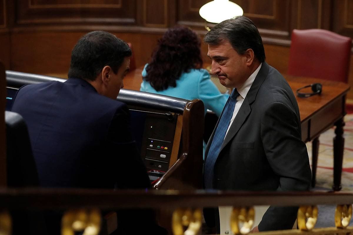 Pedro Sanchez eta Aitor Esteban, asteazkenean, Kongresuan. J. J. GUILLEN, EFE