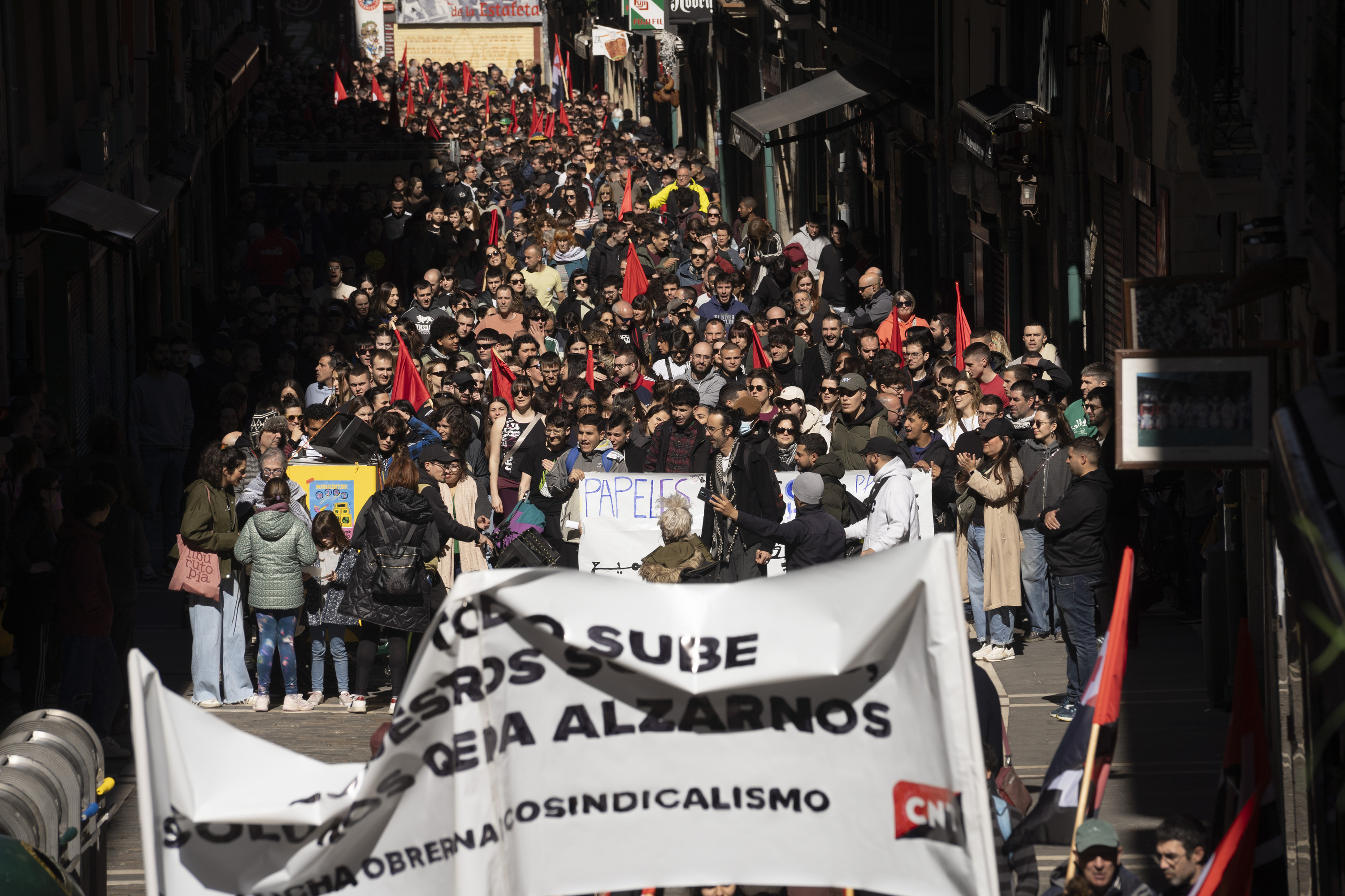 EHKSk, CGTk, CNTk eta Solidarik deitutako manifestazioa, Iruñeko Alde Zaharrean. IÑIGO URIZ / FOKU