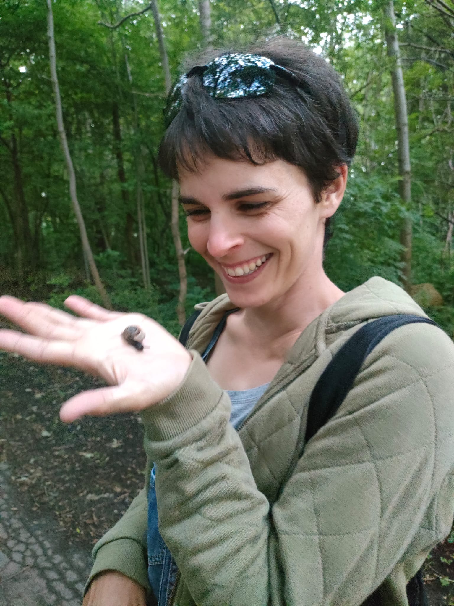 Maider Iglesias Carrasco, Brasilgo oihanean, eskuetan barraskilo bat hartuta. UTZITAKOA