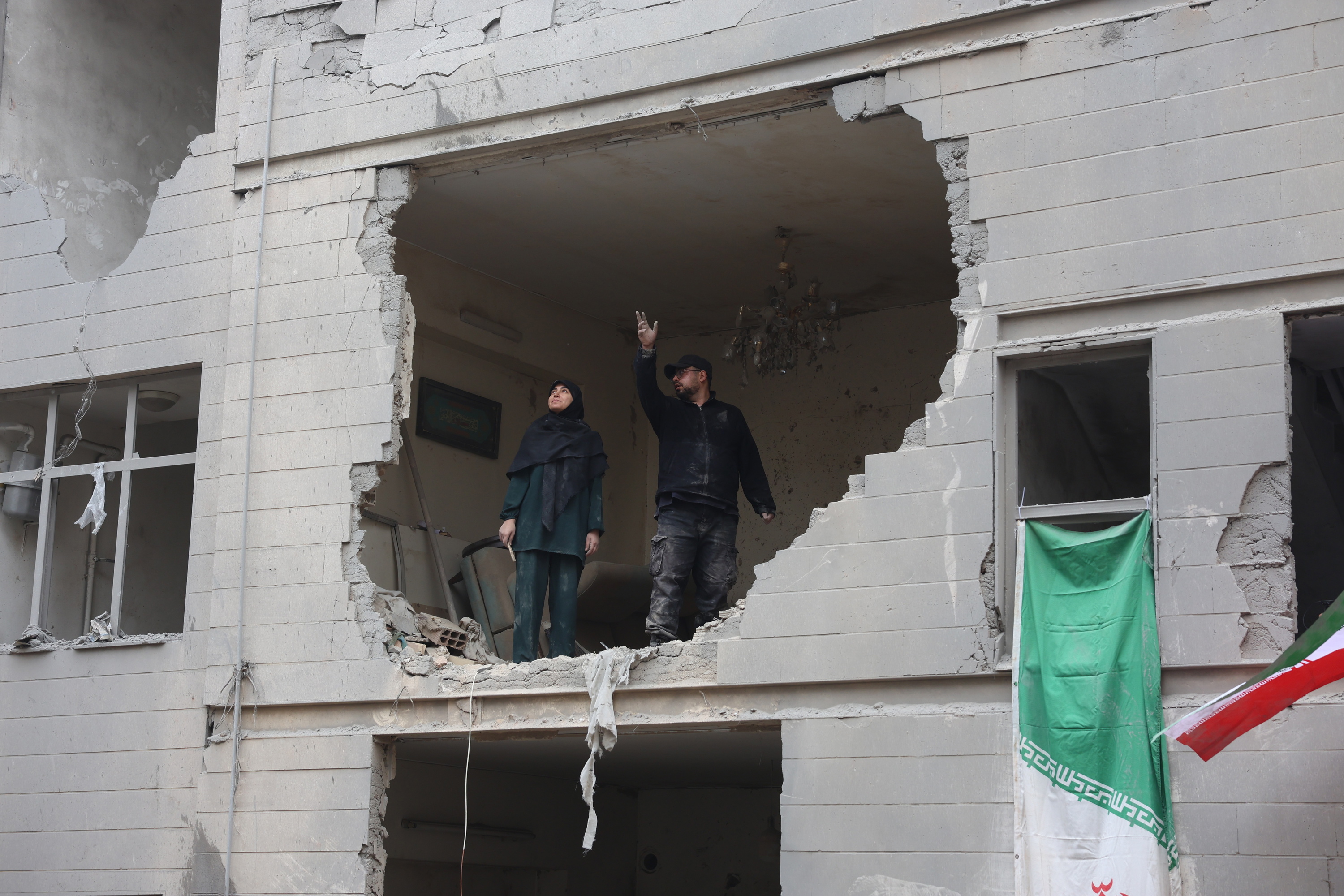 Erasoetan kaltetutako etxebizitza bat Teheran hegoaldean, igandean. ABEDIN TAHERKENAREH / EFE