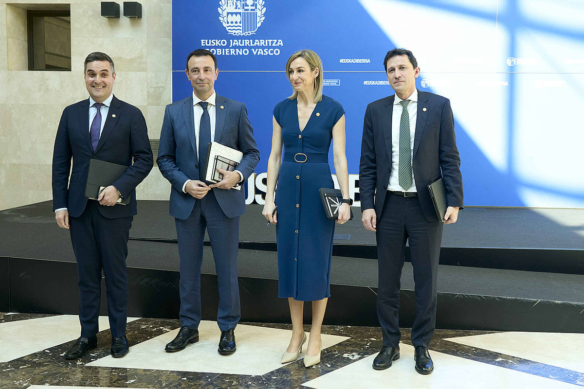 Mikel Jauregi, Mikel Torres, Maria Ubarretxena eta Noel d'Anjou atzoko agerraldian. LORENZO RICO / EFE