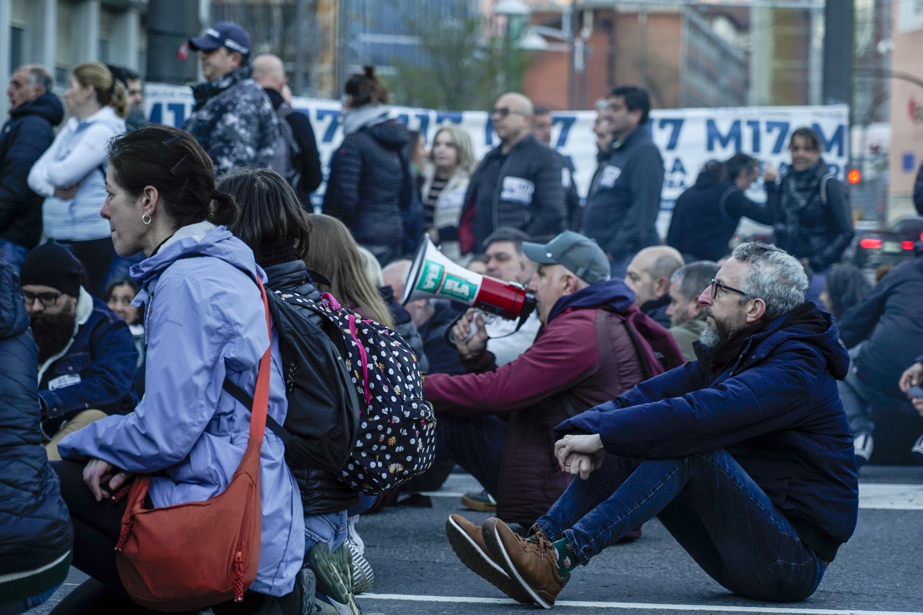 Eserialdia egin dute Bilboko EiTBren egoitza parean. Errepide nagusi bat igarotzen da bertatik. MARISOL RAMIREZ / FOKU