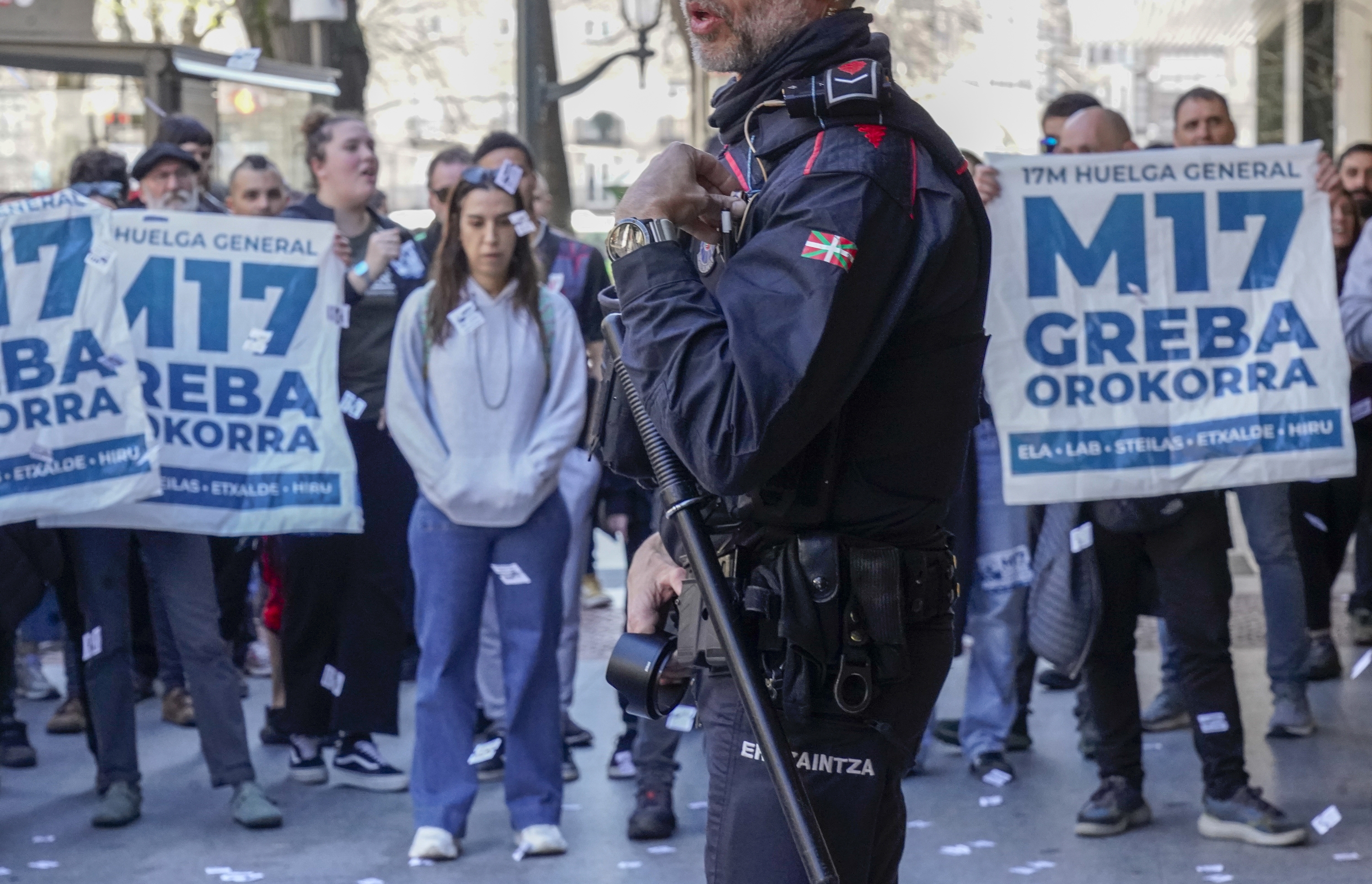 Piketeak eta ertzainak aurrez aurre, Bilbon. MARISOL RAMIREZ / FOKU