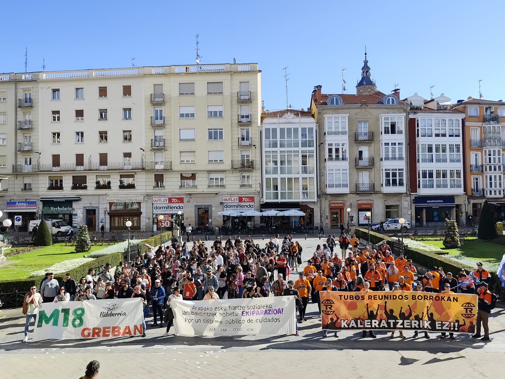 Esku hartze sozialeko langileek Gasteizko probintzia plazan egindako manifestazioa, gaur goizean. ELA SINDIKATUA