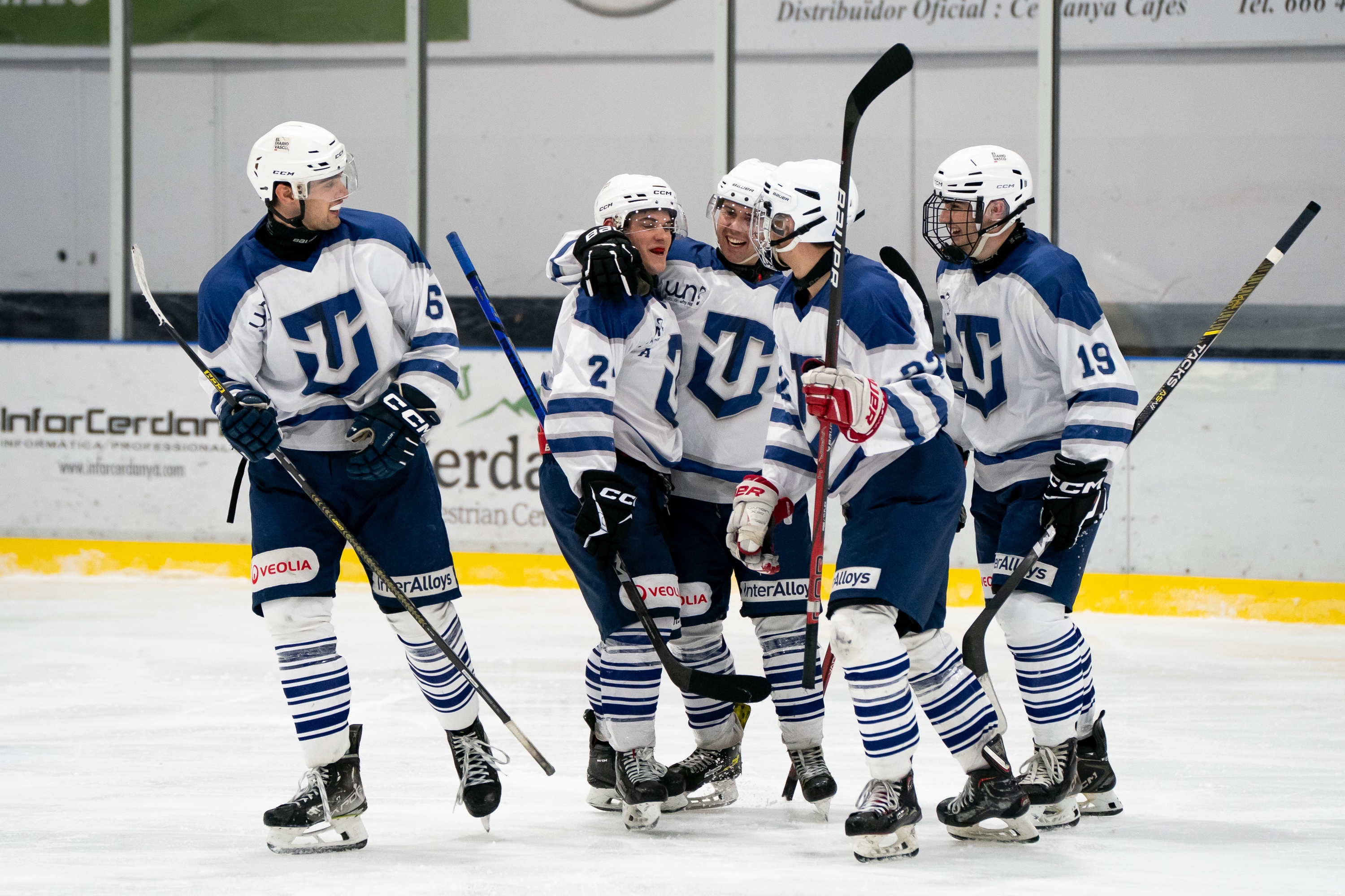 Txuri-Urdineko jokalariak finalerdietako azken lehian Puigcerdari sartutako goletako bat ospatzen. TXURI-URDIN