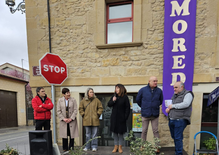 Amaia Barredo Nekazaritzako sailburua (erdian, mikrofonoa eskuan) igandean Moredan egindako oliba olioaren ferian, kanpainaren emaitzak aurkezten. EUSKO JAURLARITZA