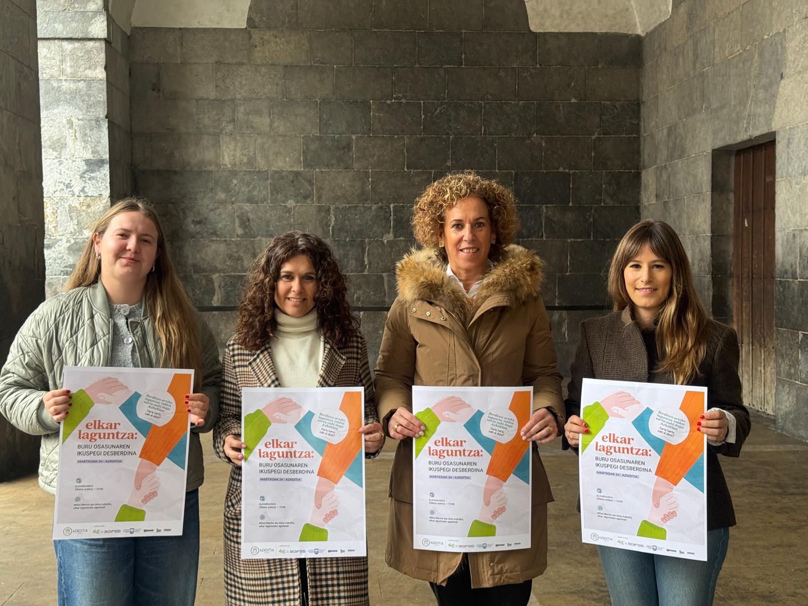 Elkar Laguntza programaren antolatzaileak, astelehenean, Azkoitian. AZKOITIKO UDALA