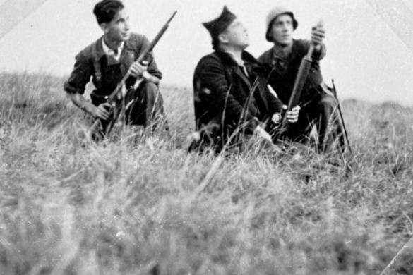 Euskal tropako hiru gudari Asturiasen. ZUMARDIKOAK ELKARTEAK UTZITAKOA