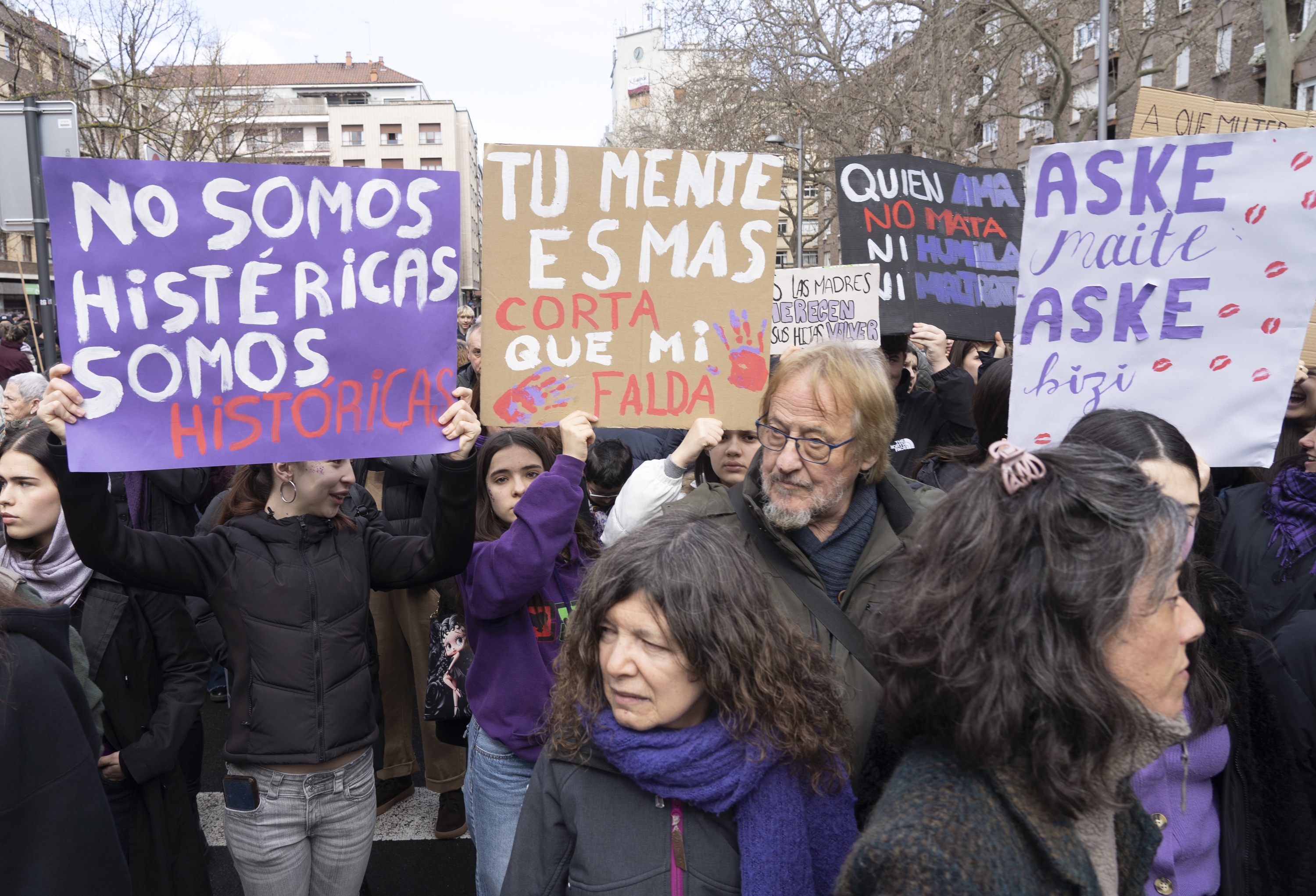 Erasoen aurkako kartelak, martxoaren 8ko manifestazio feministan. ENDIKA PORTILLO / FOKU