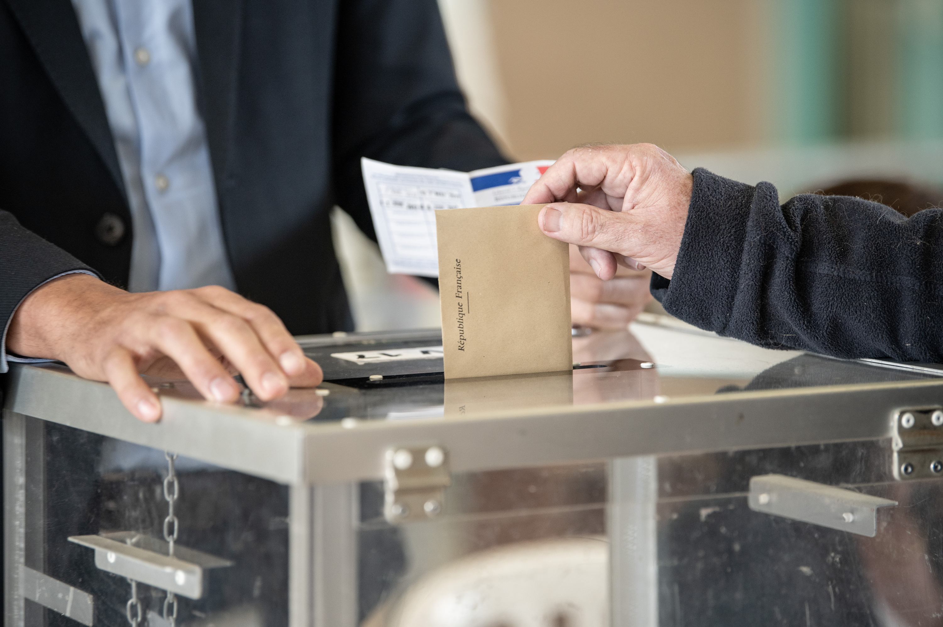 Herritar bat bozkatzen, herriko bozen lehen itzulian. PATXI BELTZAIZ