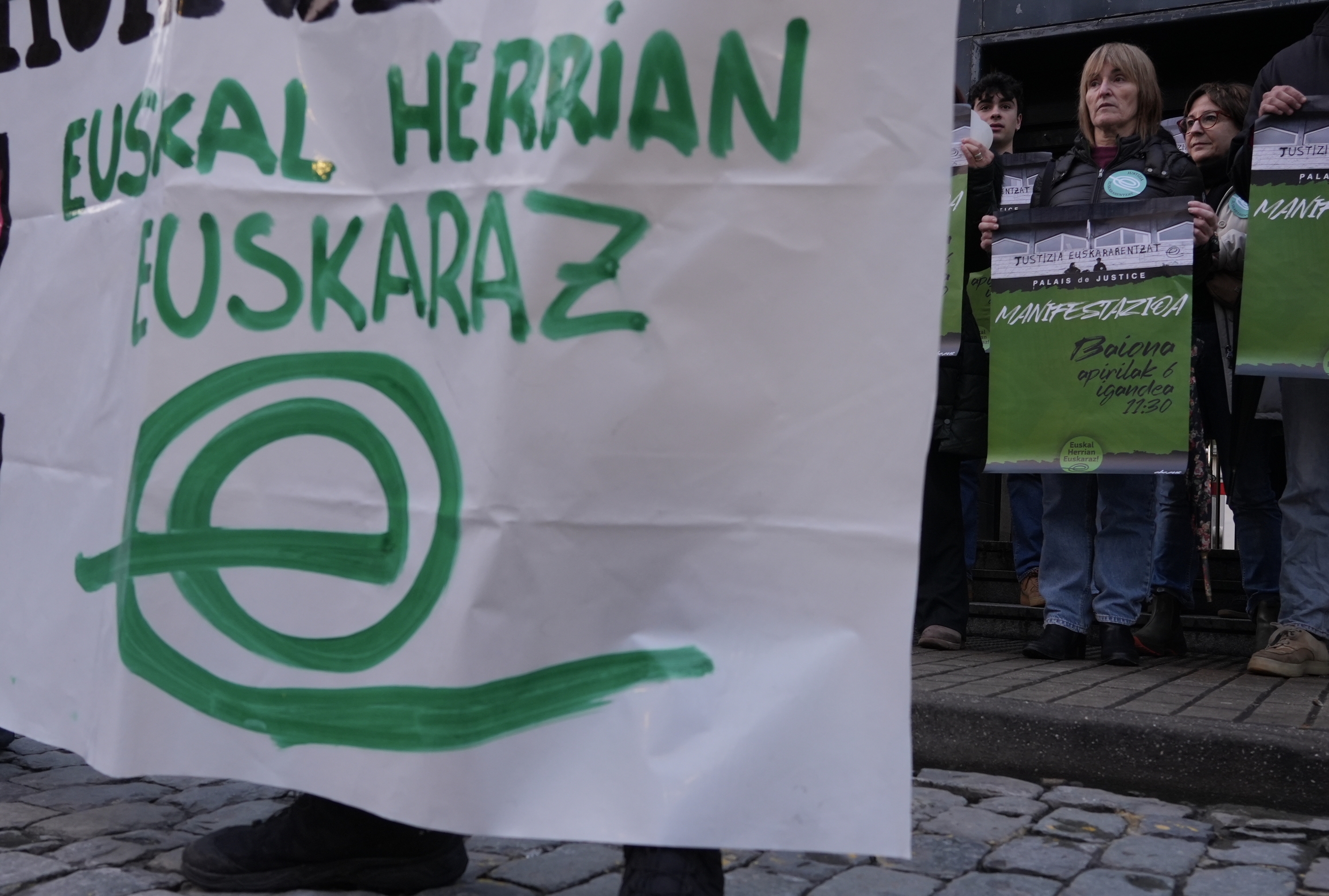 EHEk elkarretaratze baterako erabilitako pankarta, artxiboko irudi batean. JON URBE / FOKU