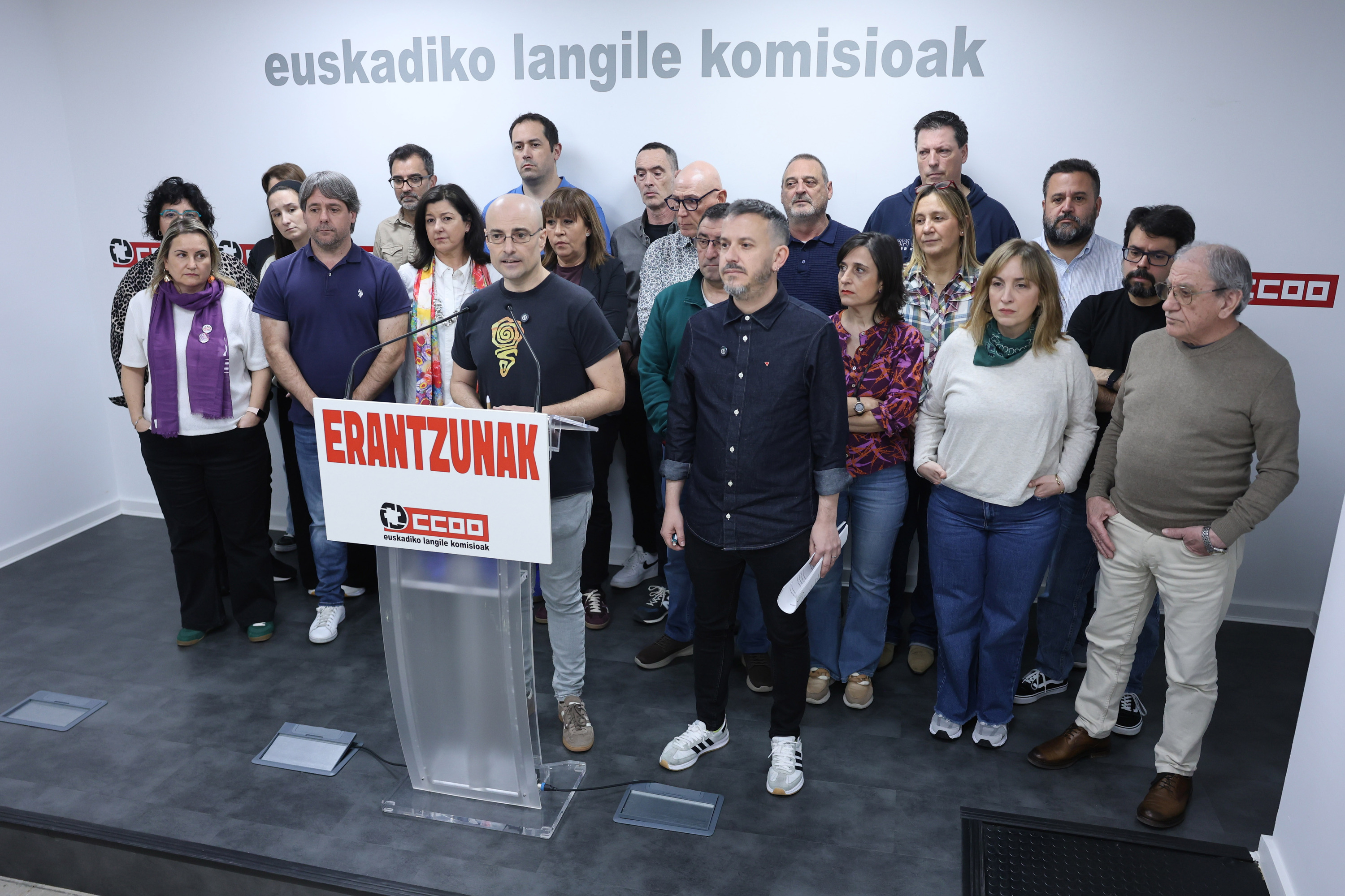 CCOOren zuzendaritzak babestuta egin dute agerraldia Santi Martinezek eta Alfonso Riosek. OSKAR MATXIN EDESA / FOKU 