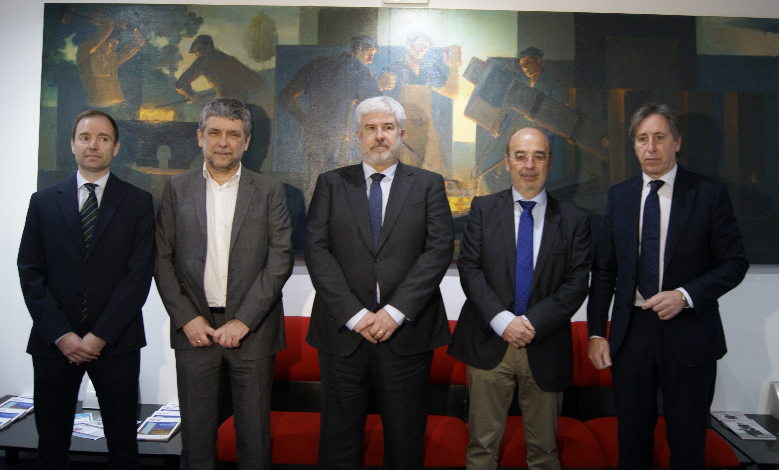 Euskadiko BGAEen Federazioko buruak eta Eusko Jaurlaritzako Juan Alberdi, gaur, Bilbon. EUSKADIKO BGAE-EN FEDERAZIOA