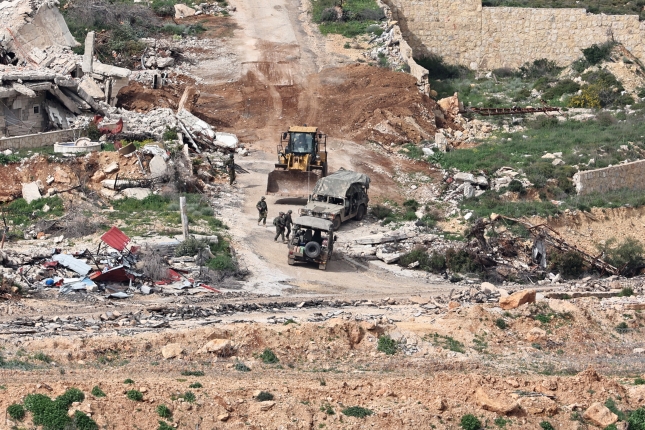 Israelgo tropak Libanoko Al Adisa herrian, gaur. ATEF SAFADI / EFE