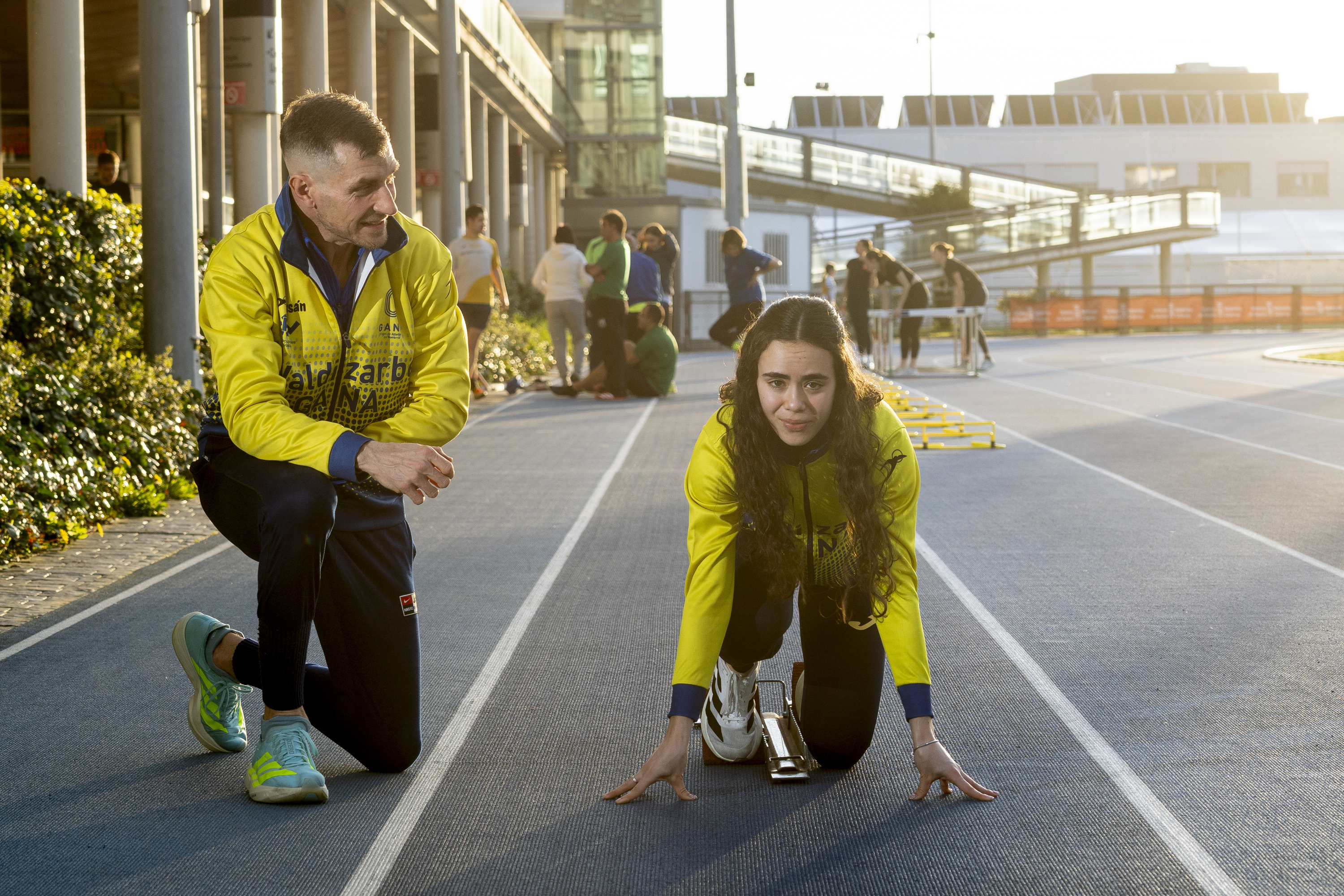 Ivan Marco prestatzailea eta Carla Agirre atleta, Larrabiden, entrenatzen duten tokian. IÑIGO URIZ / FOKU